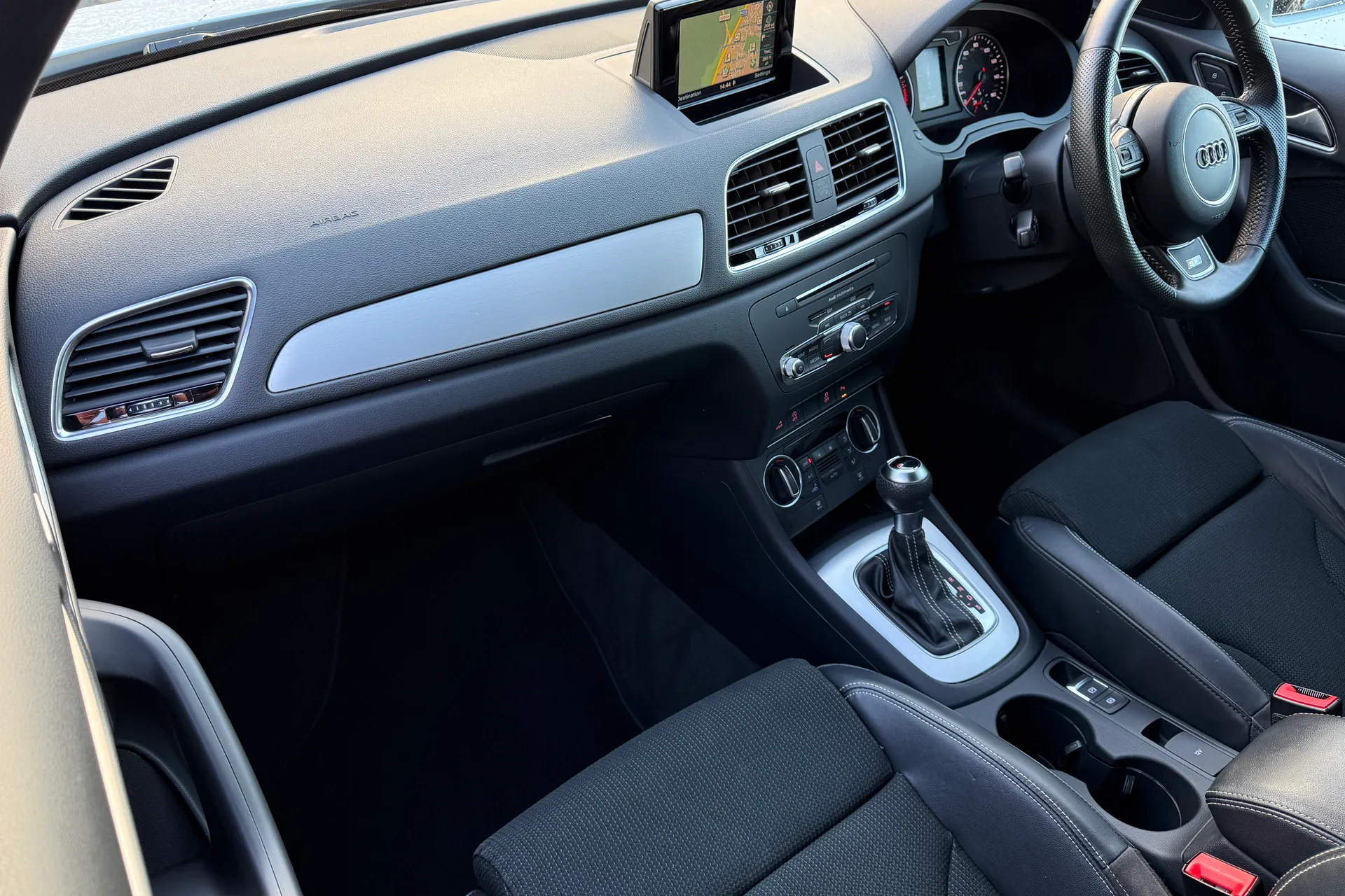 Audi Q3 thumbnail image number 16