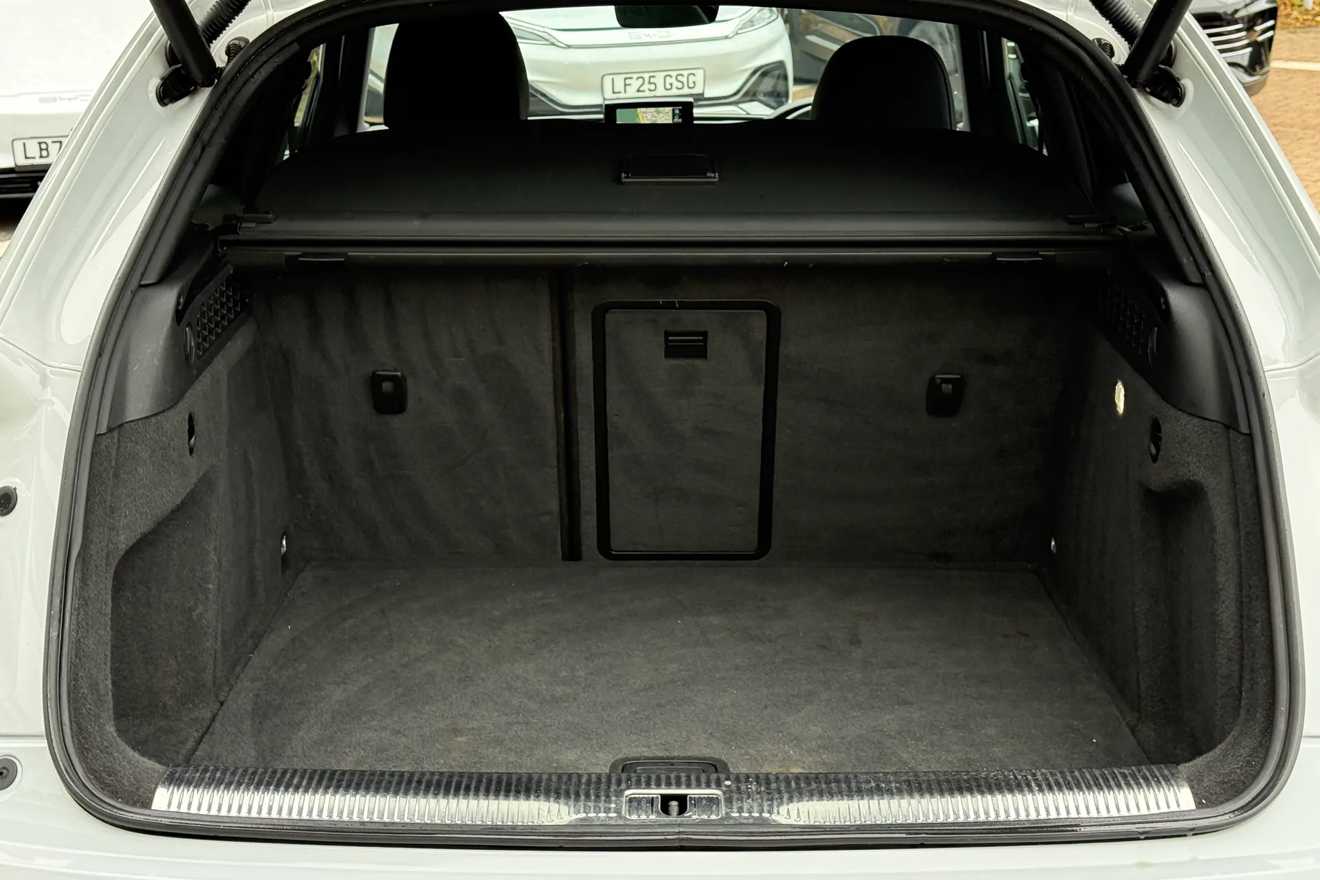 Audi Q3 thumbnail image number 32