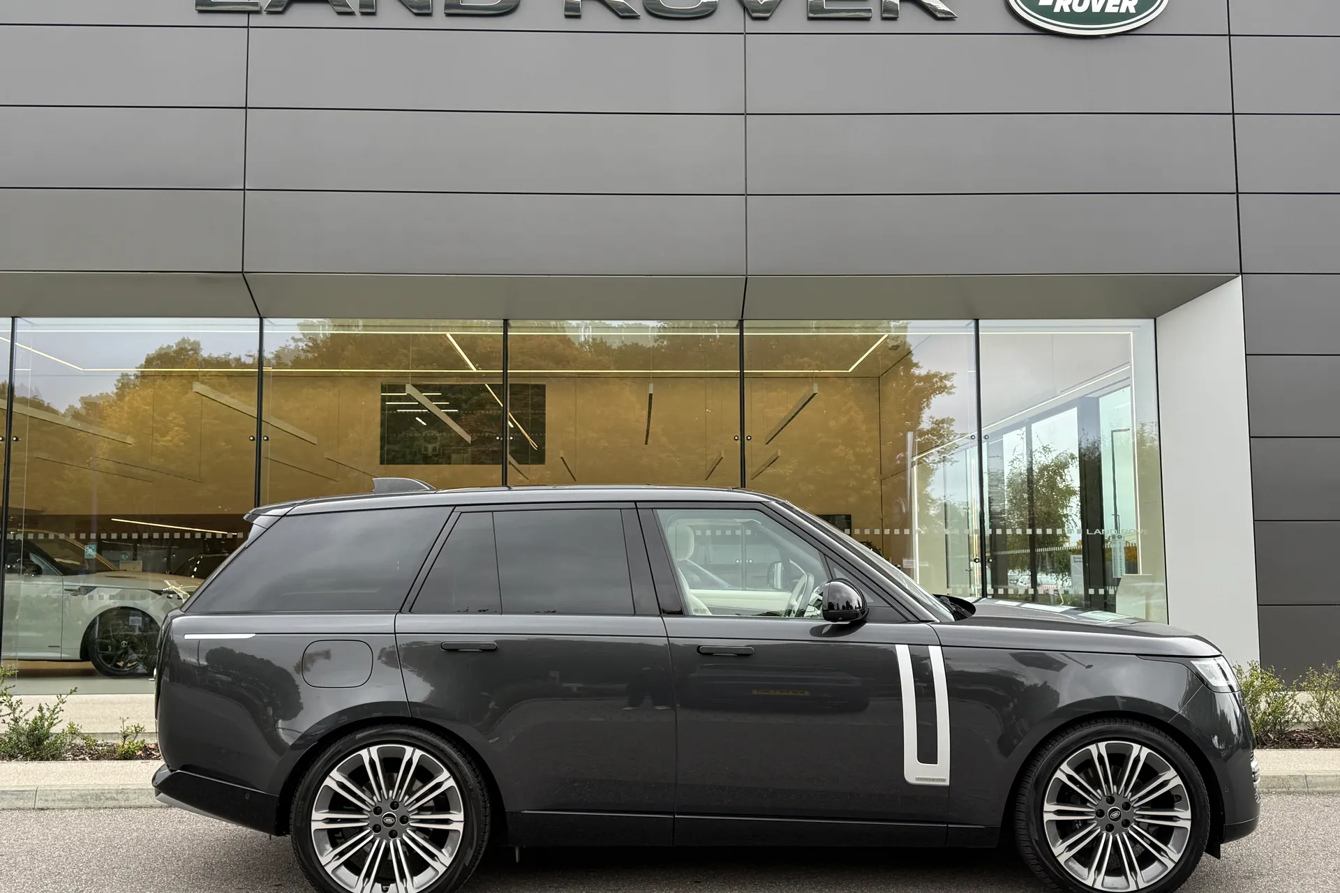 LAND ROVER RANGE ROVER thumbnail image number 2