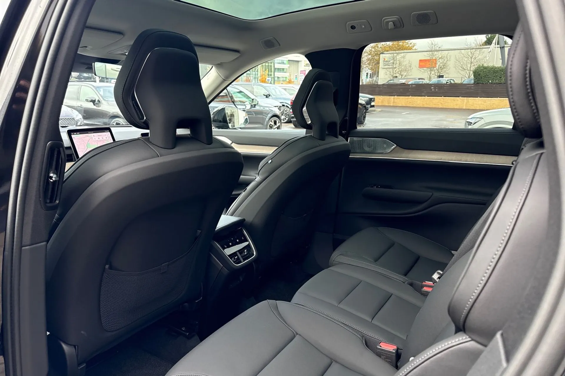 Volvo EX90 thumbnail image number 31