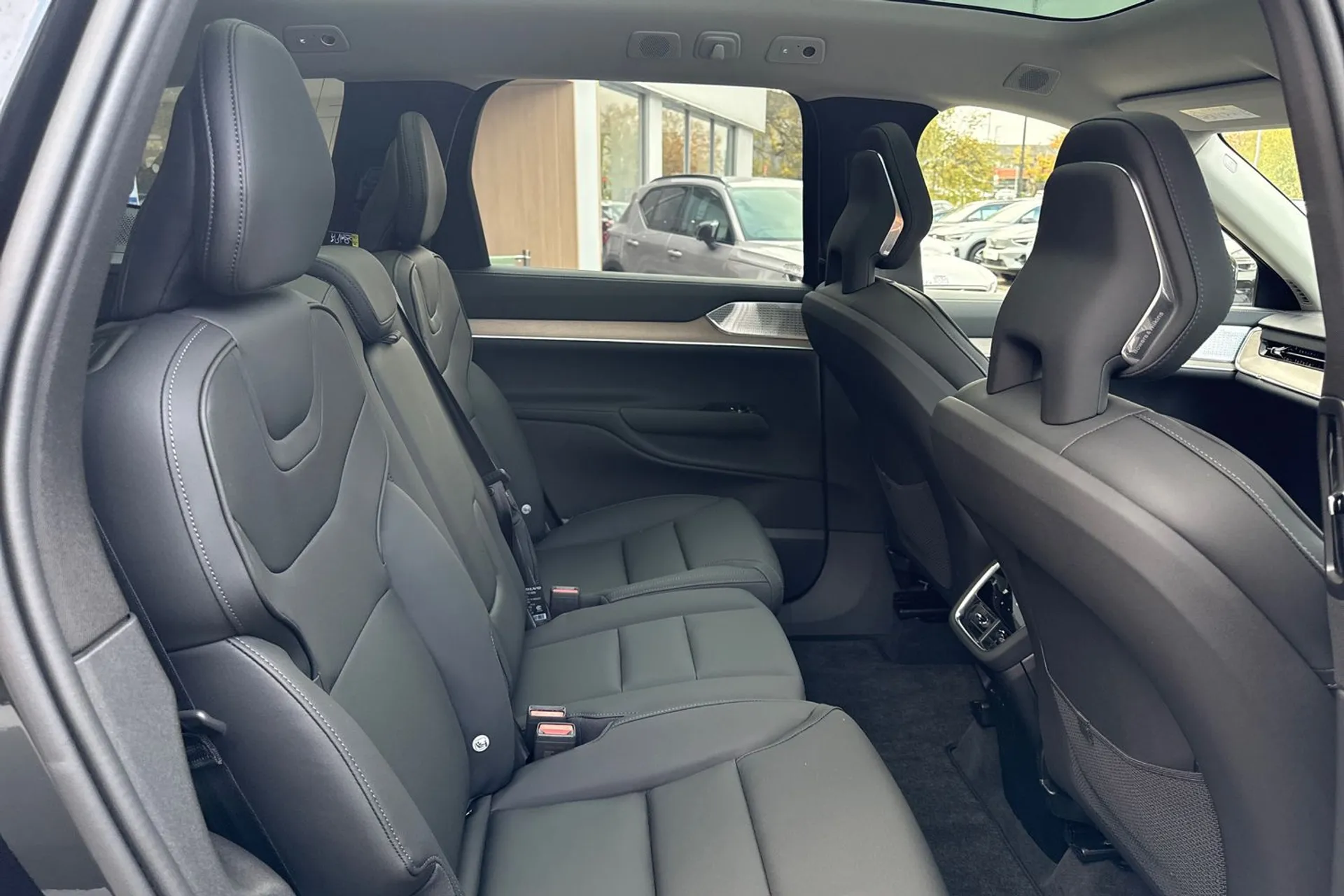 Volvo EX90 thumbnail image number 23