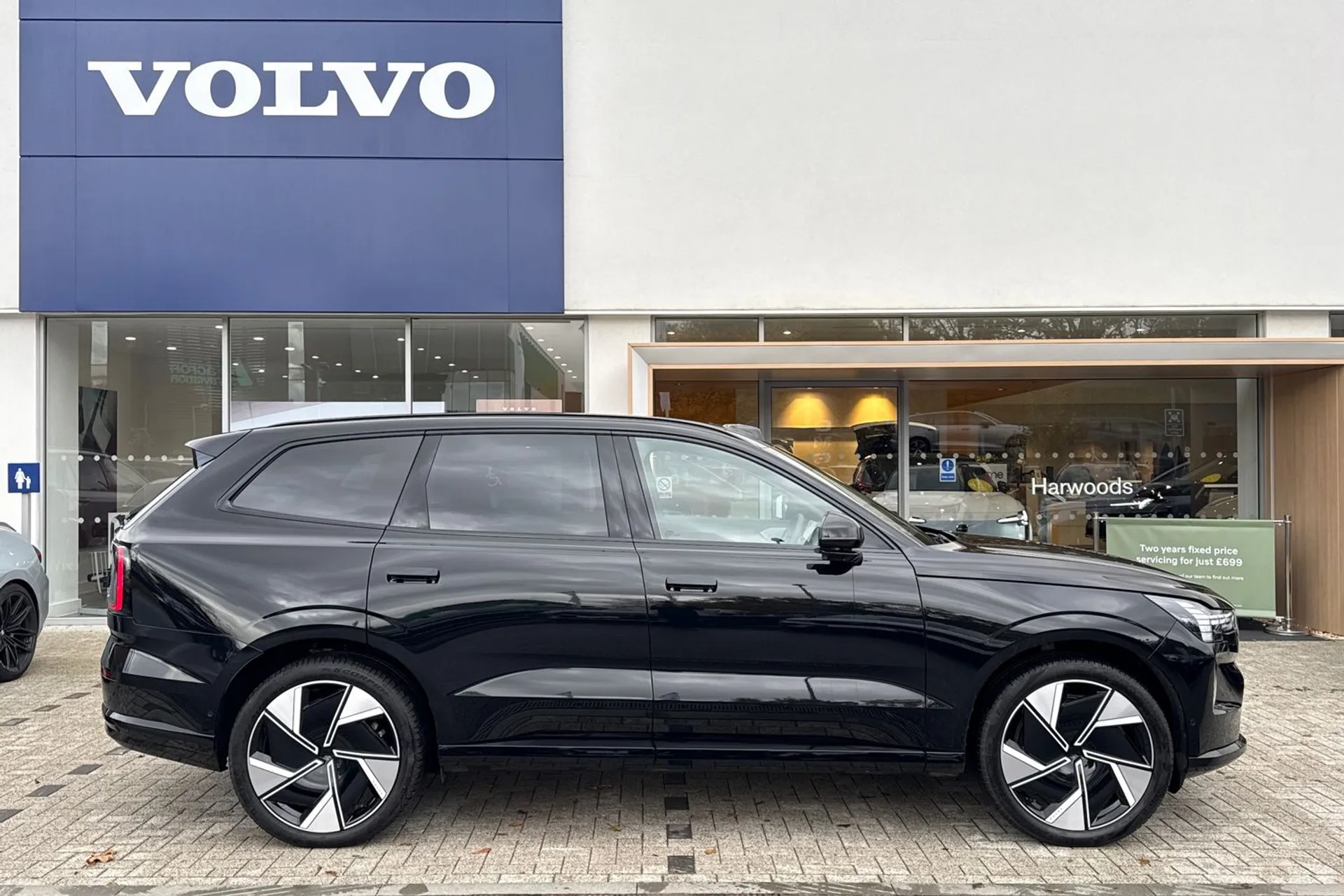 Volvo EX90 thumbnail image number 2