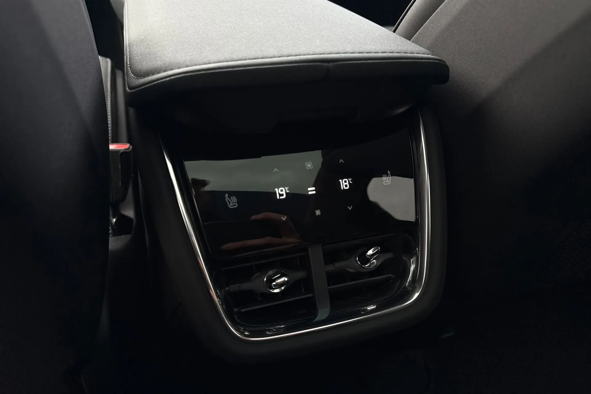 Volvo EX90 thumbnail image number 32