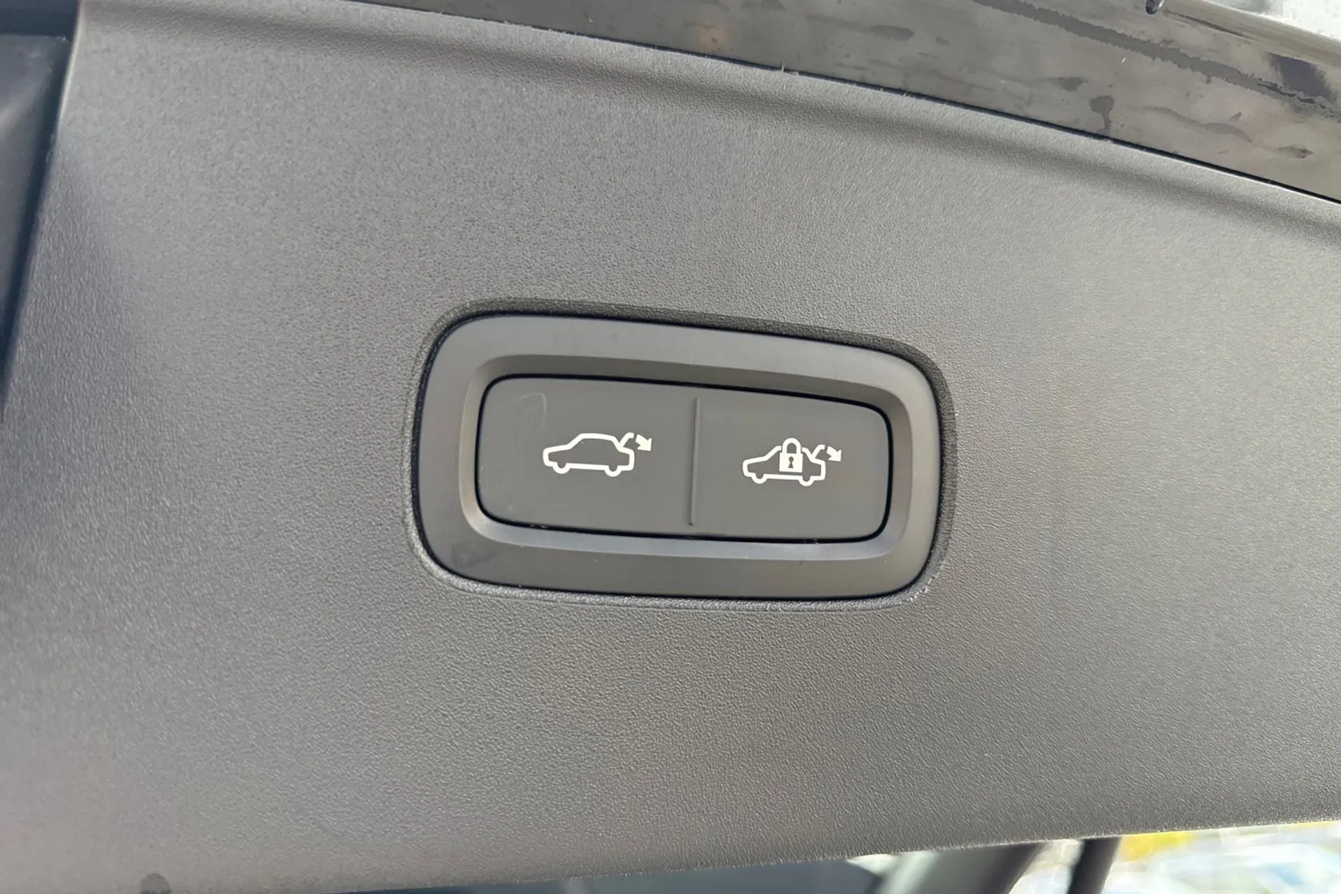 Volvo EX90 thumbnail image number 21