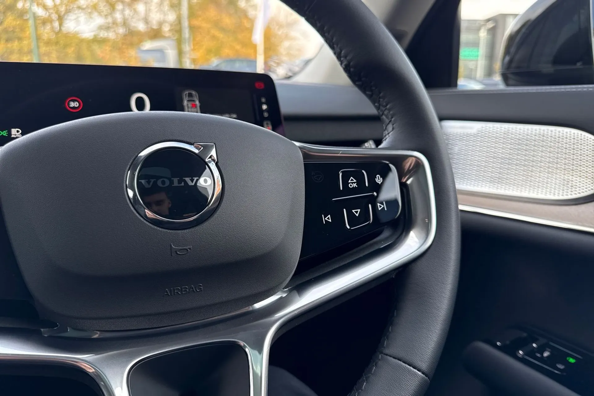 Volvo EX90 thumbnail image number 38