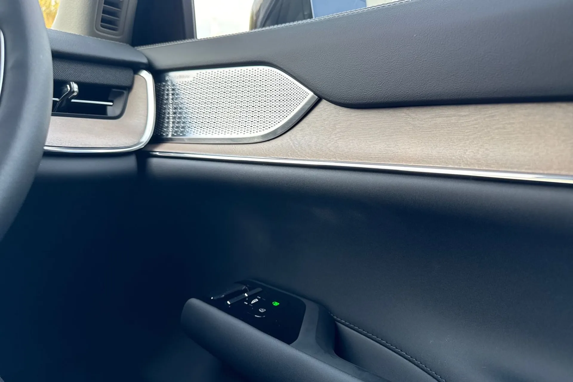 Volvo EX90 thumbnail image number 45