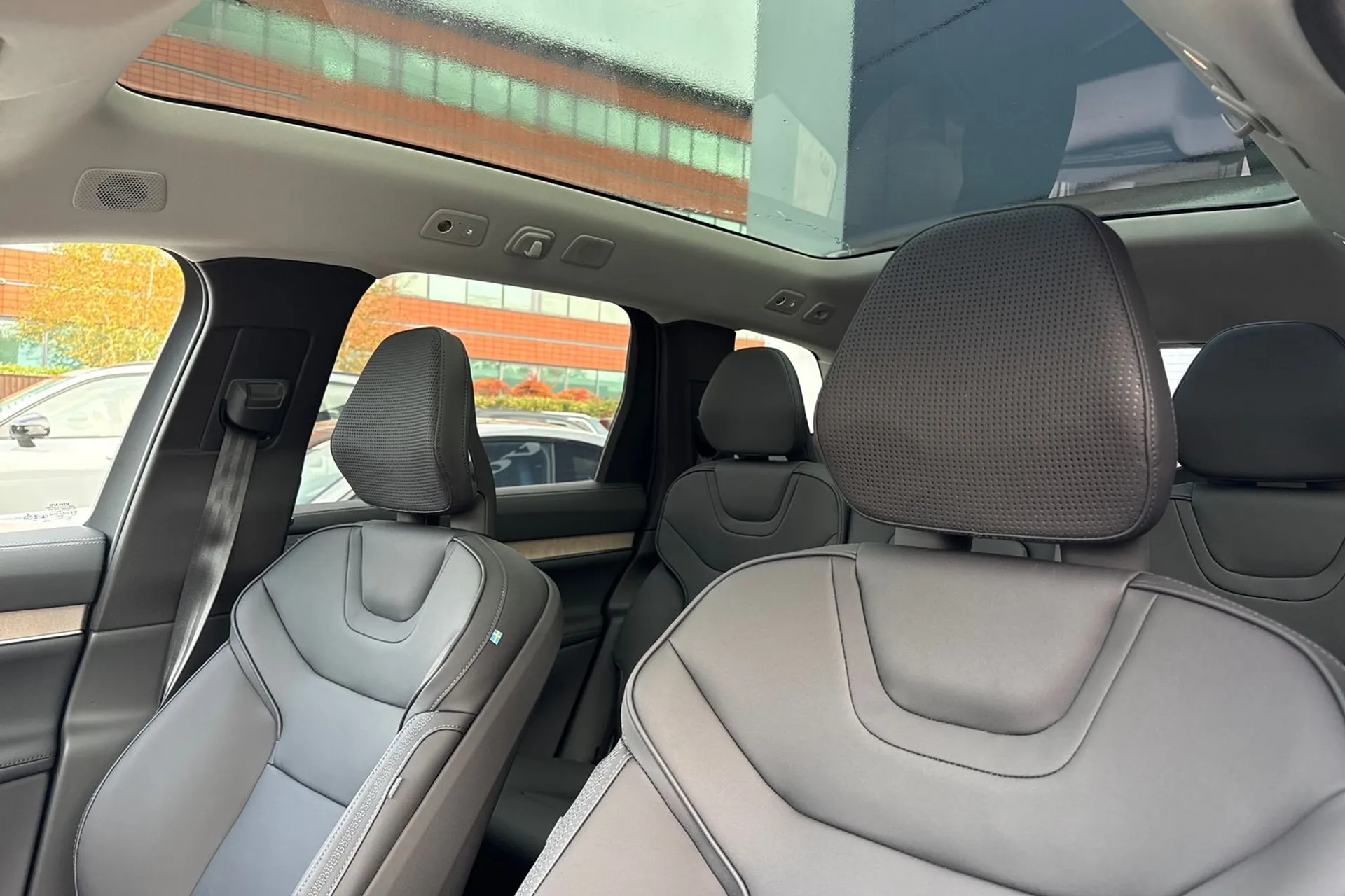 Volvo EX90 thumbnail image number 29