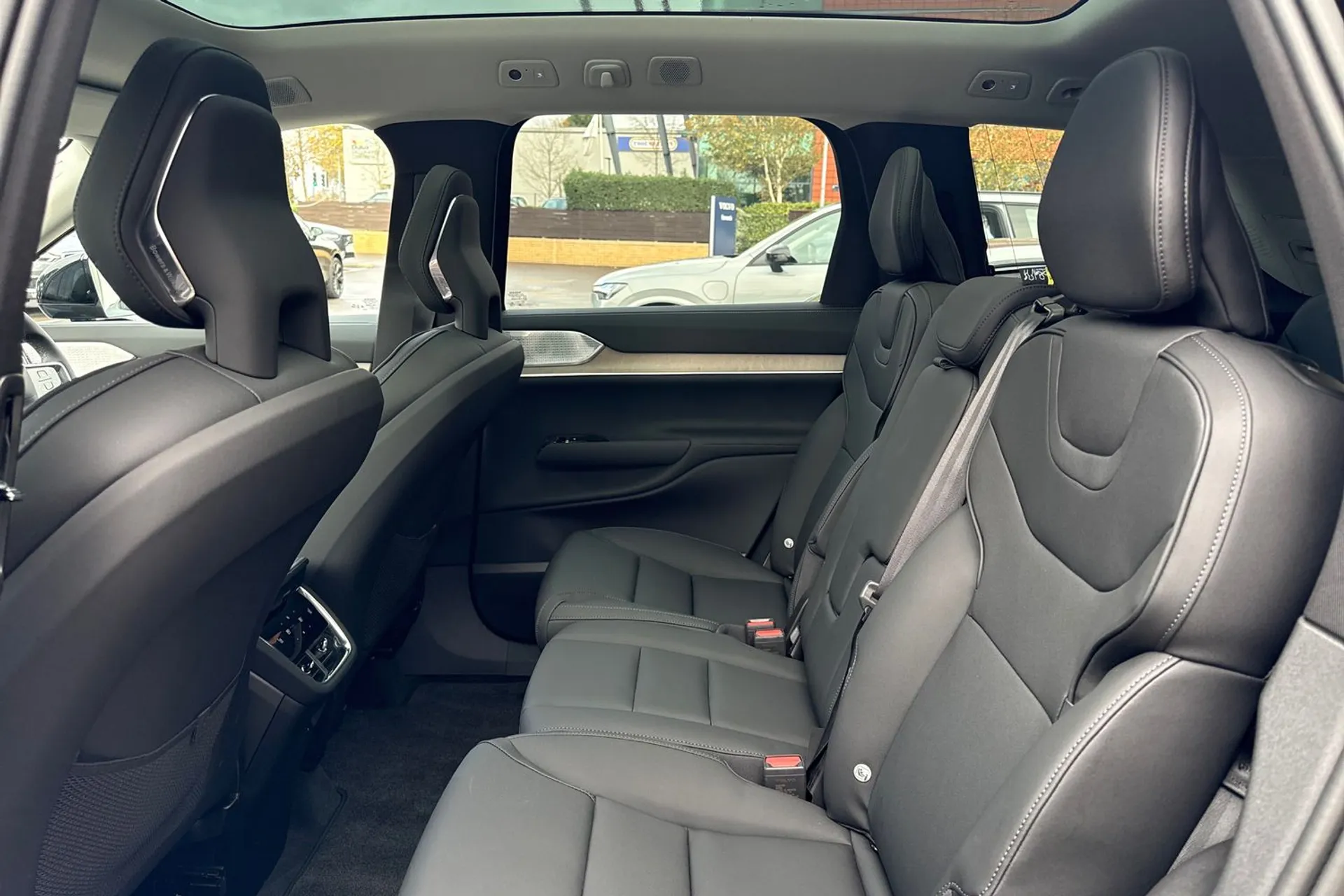 Volvo EX90 thumbnail image number 30