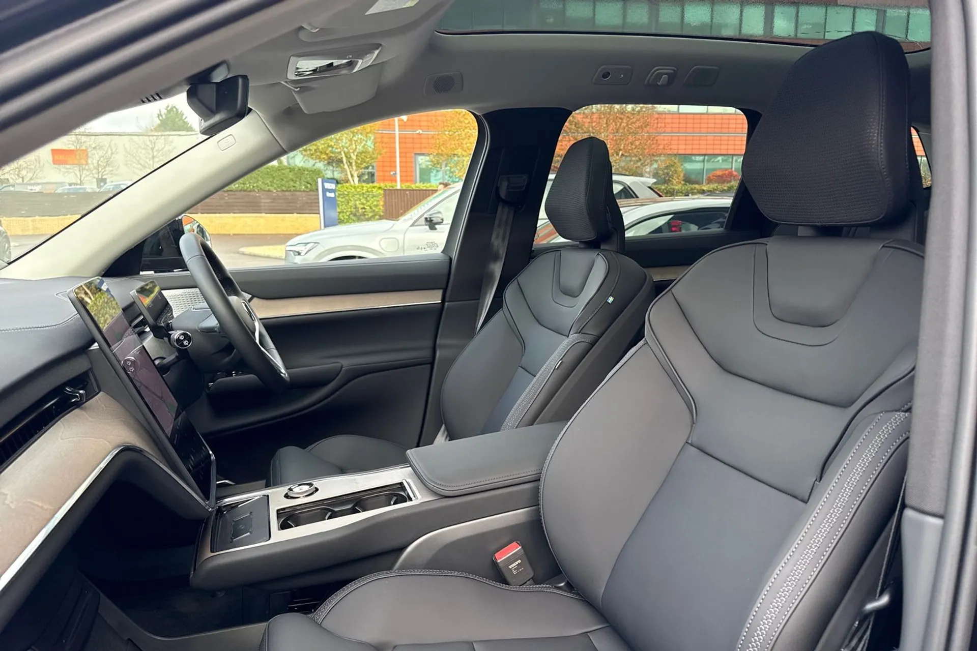 Volvo EX90 thumbnail image number 28