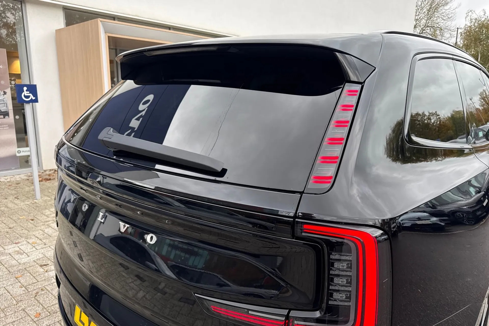 Volvo EX90 thumbnail image number 16