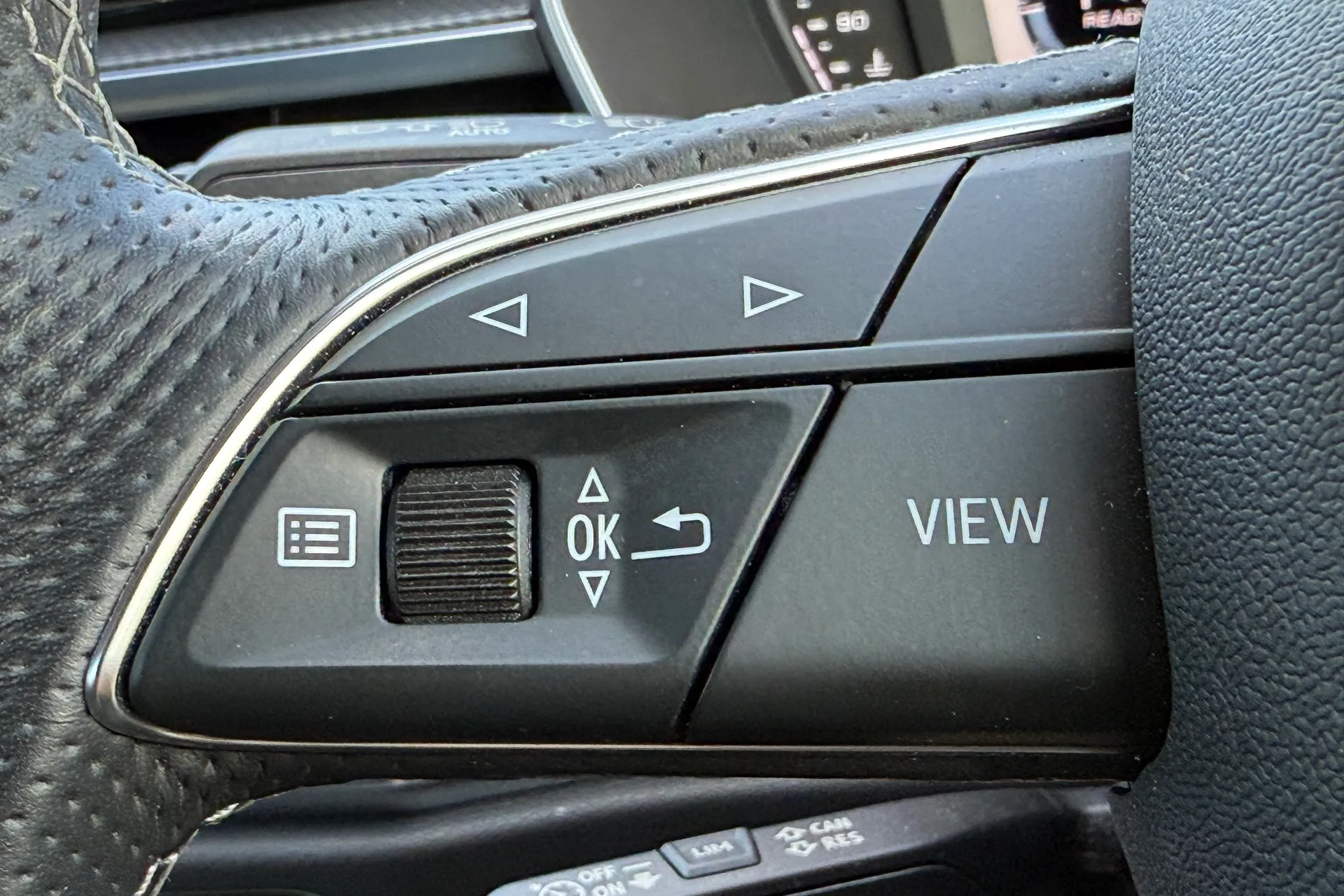 Audi Q3 thumbnail image number 21