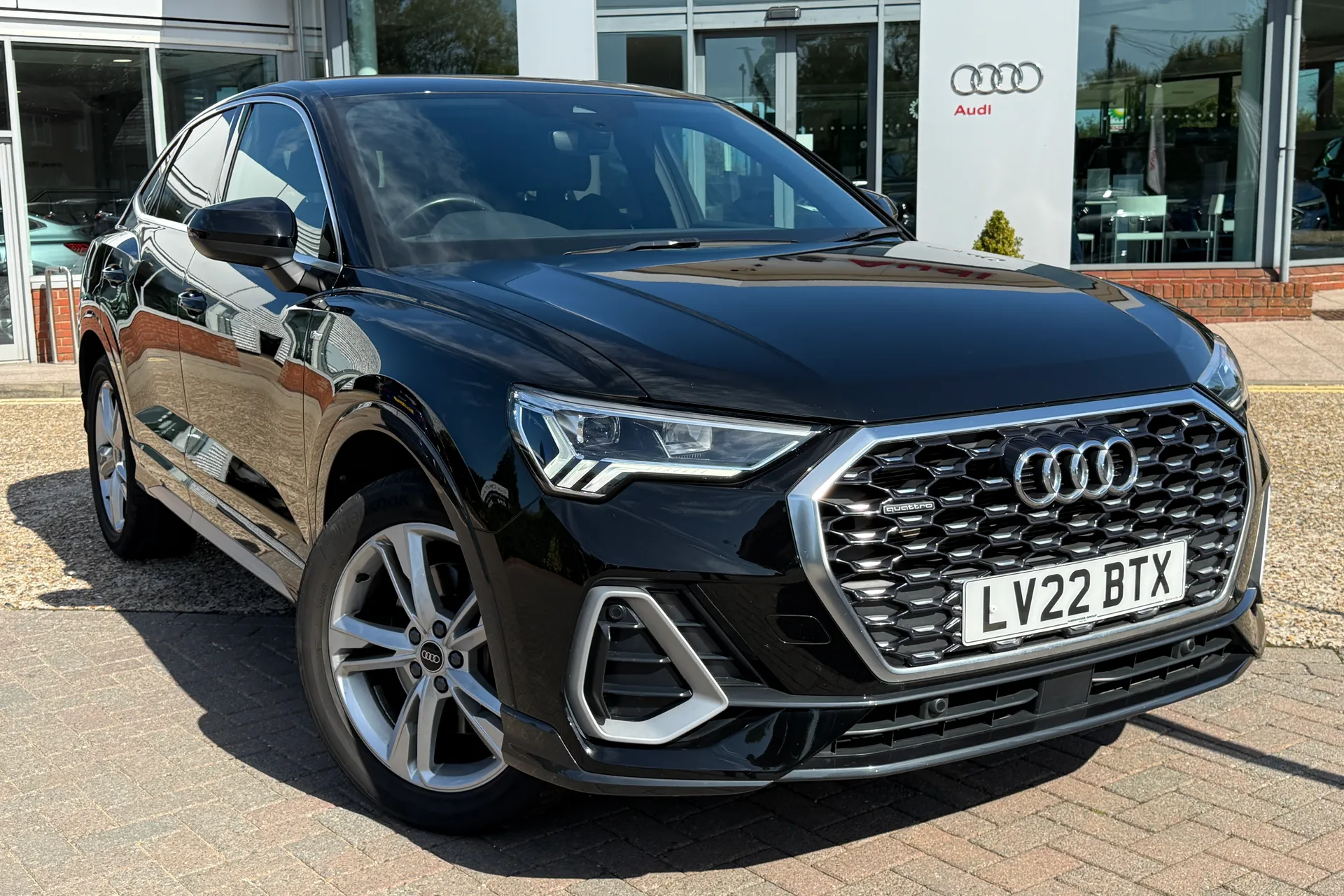 Audi Q3 thumbnail image number 24