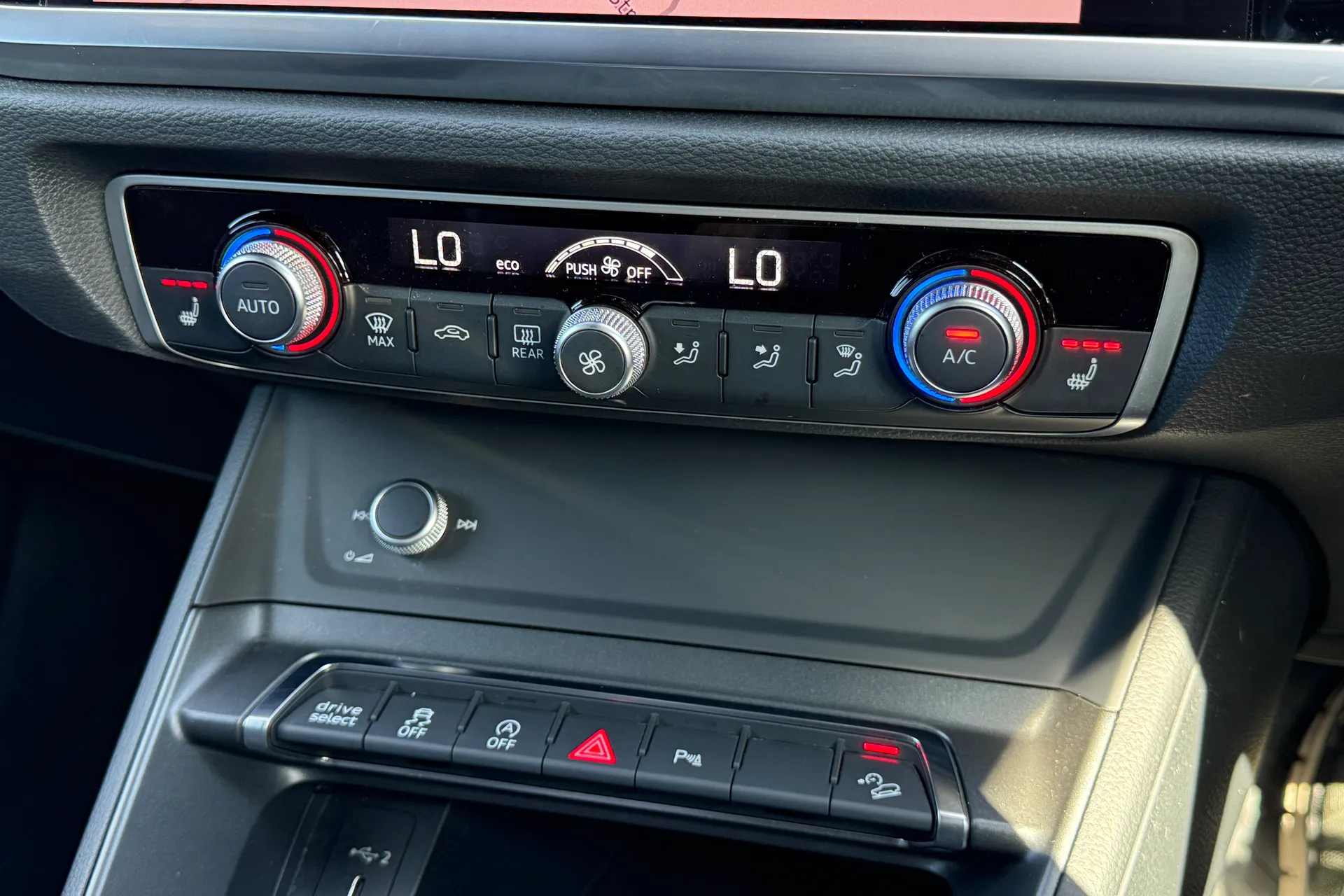 Audi Q3 thumbnail image number 15