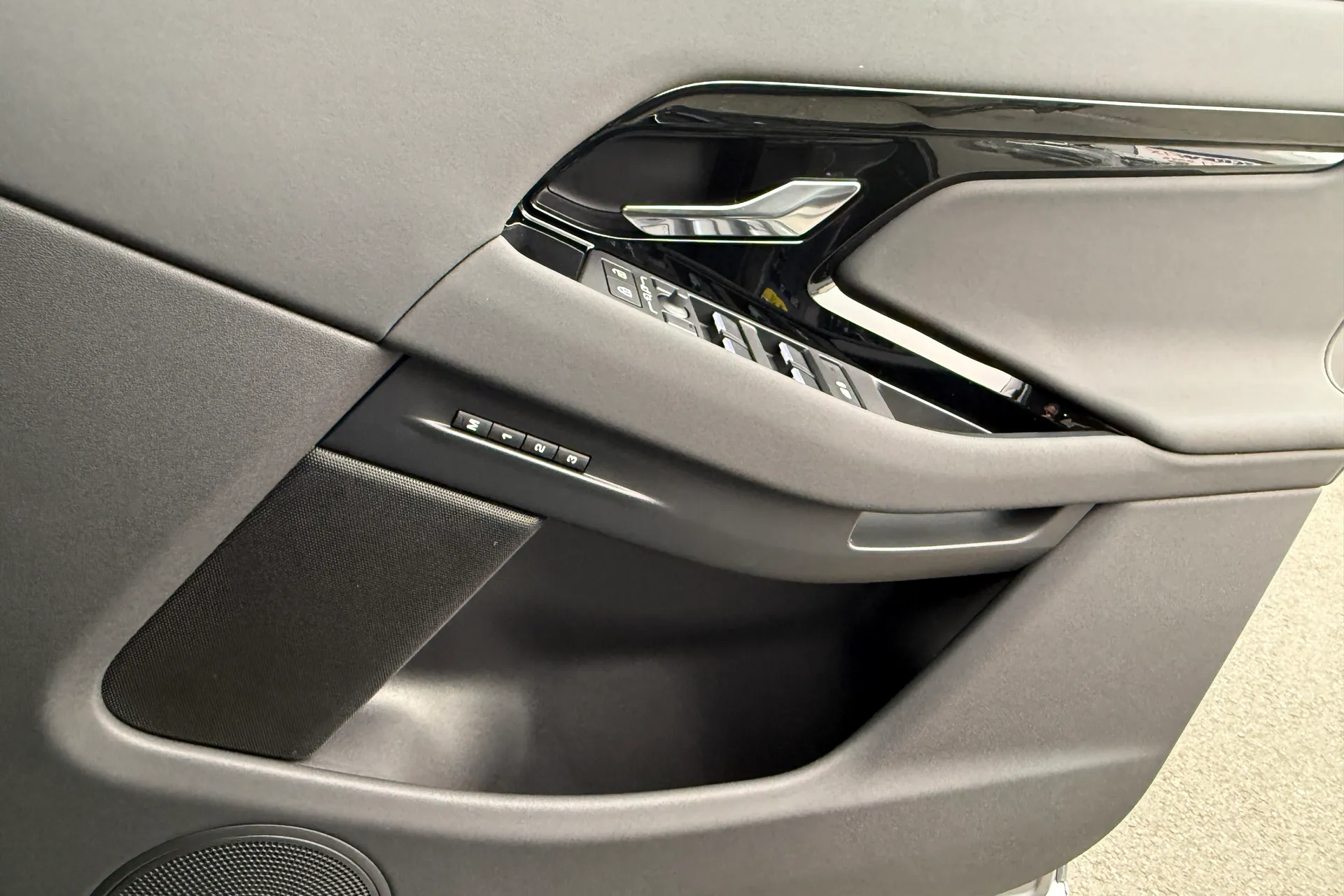 LAND ROVER RANGE ROVER EVOQUE thumbnail image number 17