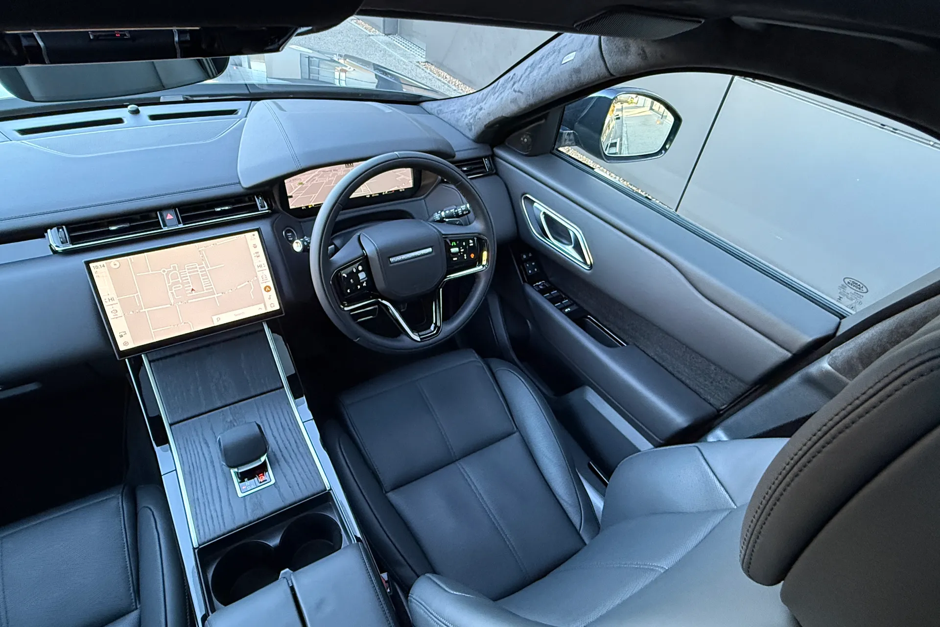 LAND ROVER RANGE ROVER VELAR thumbnail image number 32