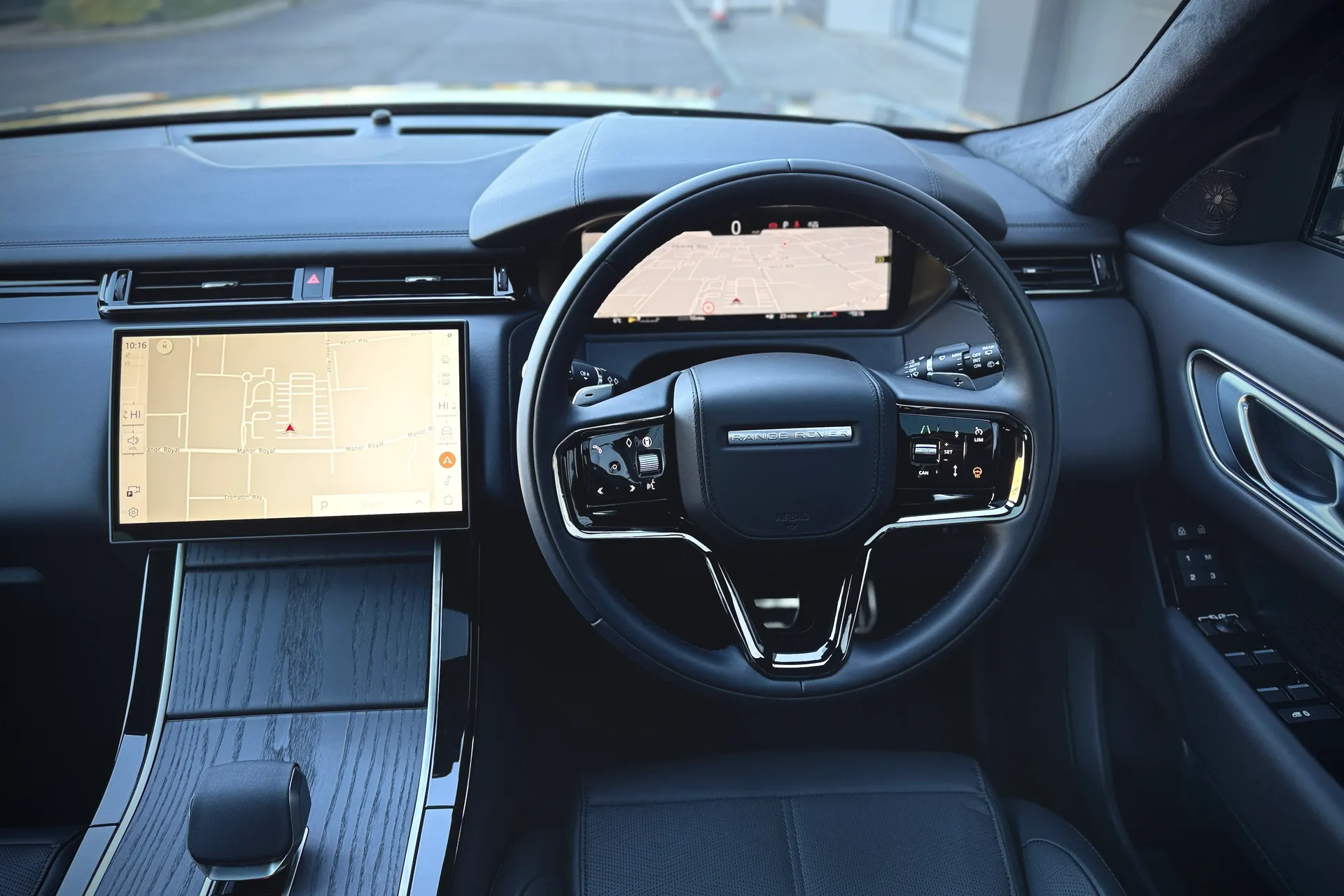 LAND ROVER RANGE ROVER VELAR thumbnail image number 31