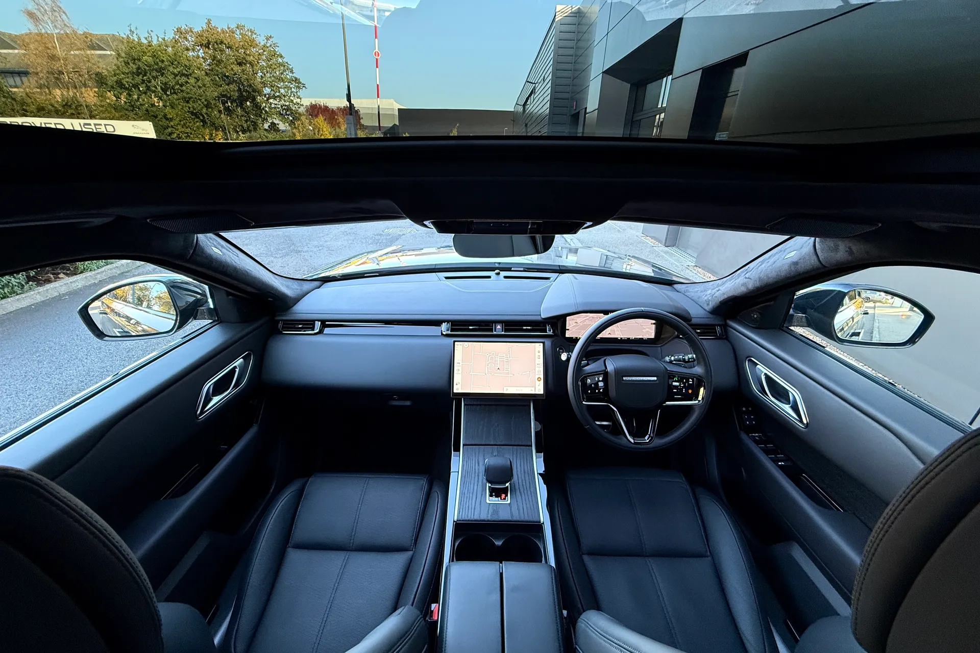 LAND ROVER RANGE ROVER VELAR thumbnail image number 3