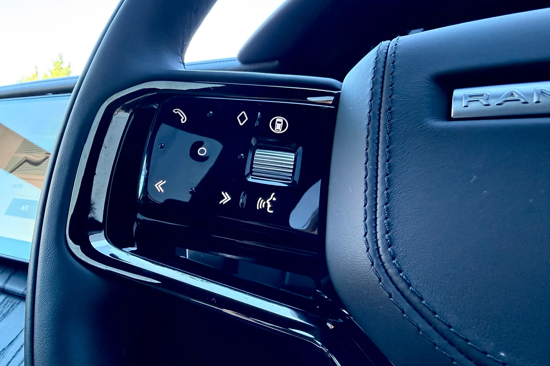 LAND ROVER RANGE ROVER VELAR thumbnail image number 66