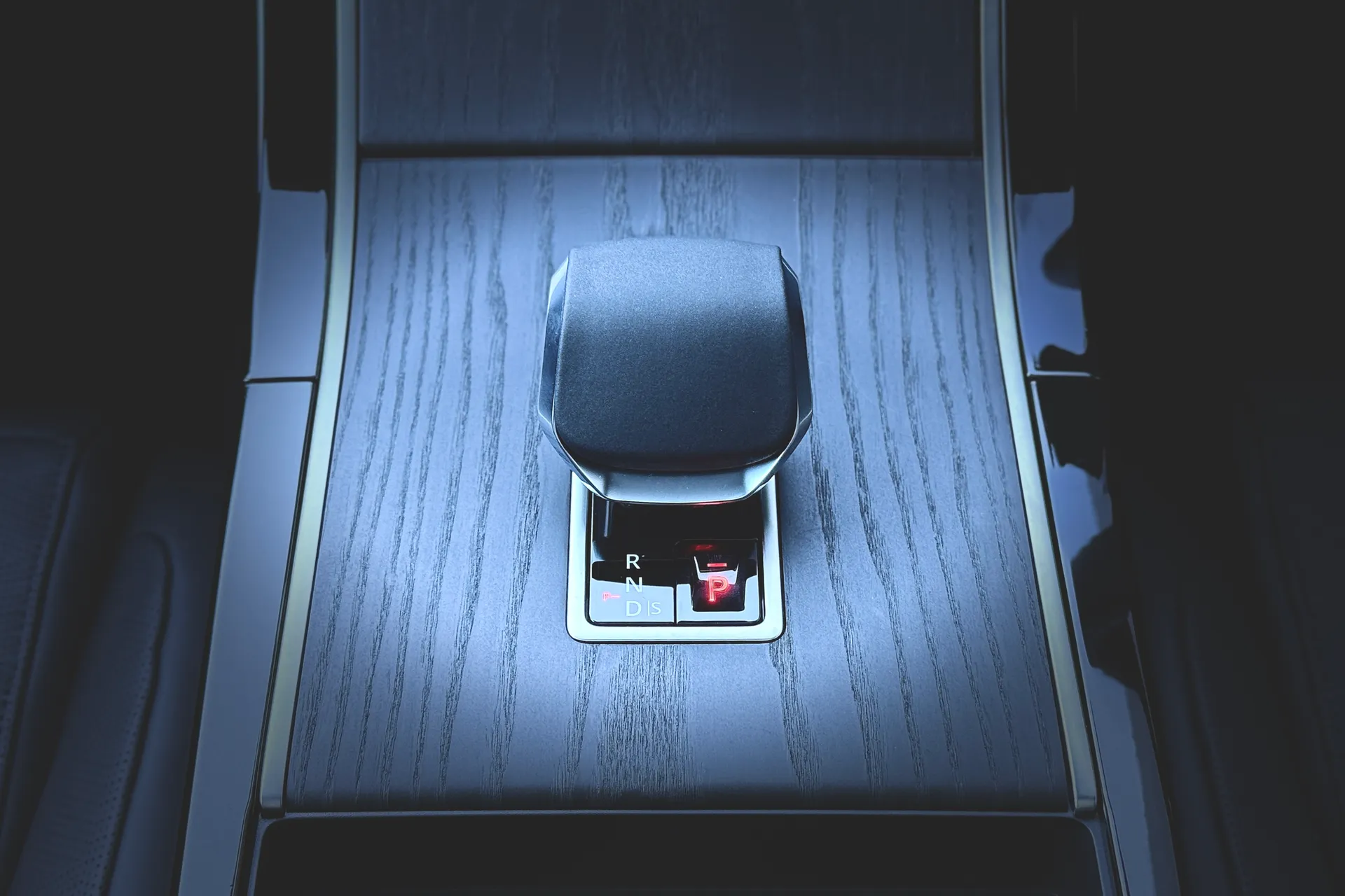 LAND ROVER RANGE ROVER VELAR thumbnail image number 27