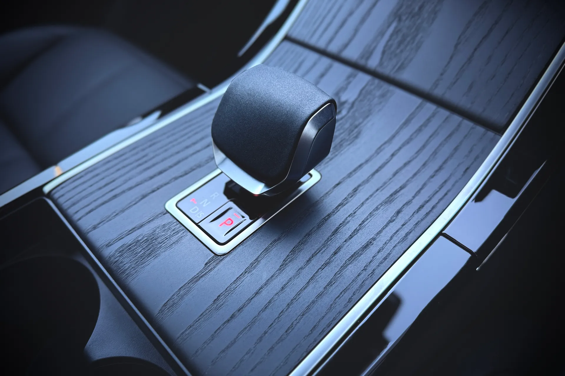 LAND ROVER RANGE ROVER VELAR thumbnail image number 28