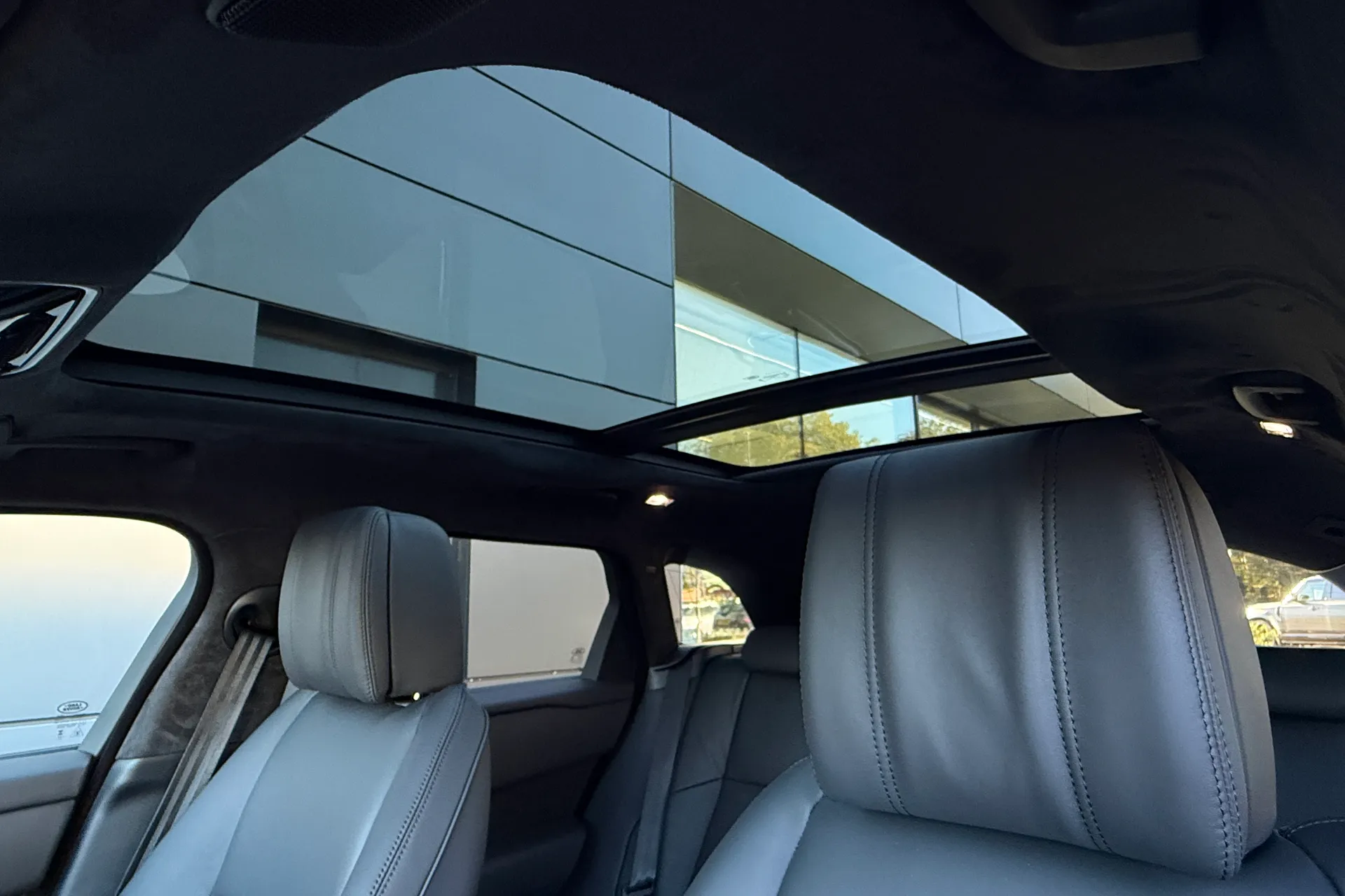 LAND ROVER RANGE ROVER VELAR thumbnail image number 4