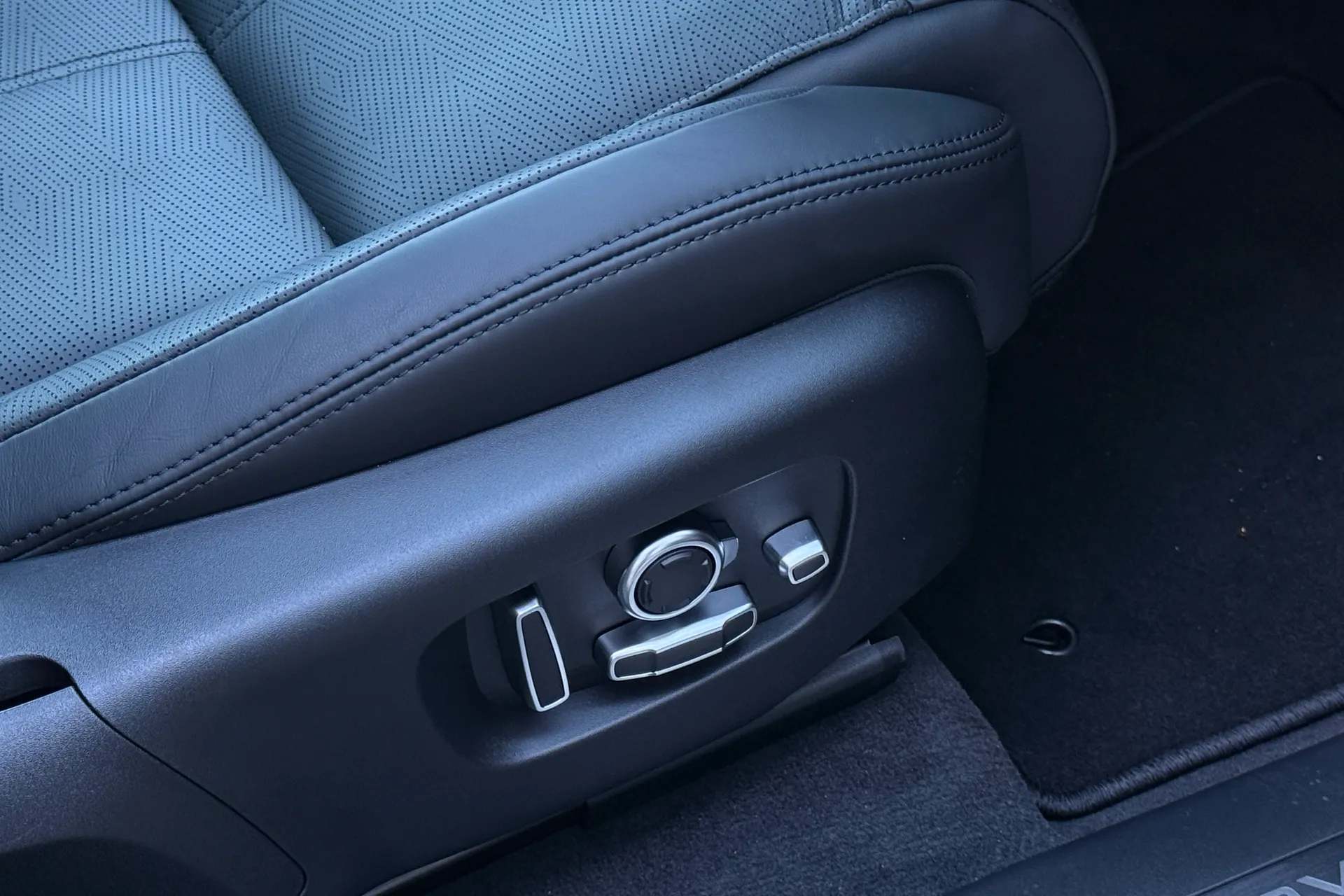 LAND ROVER RANGE ROVER VELAR thumbnail image number 44