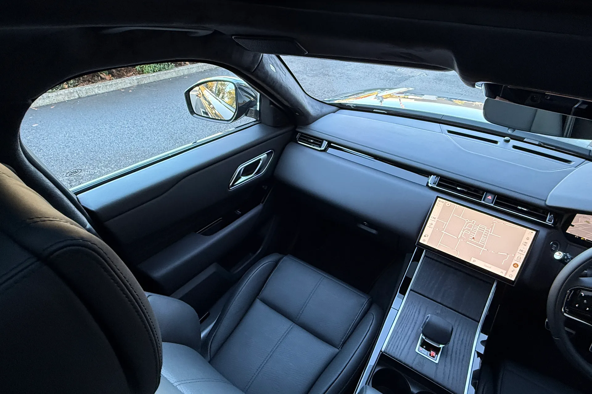 LAND ROVER RANGE ROVER VELAR thumbnail image number 26