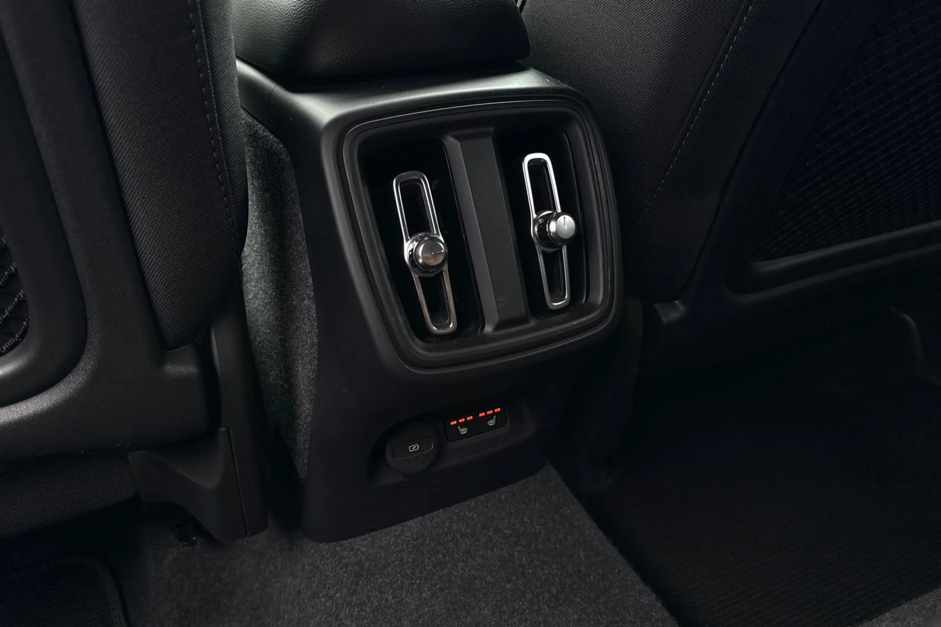 Volvo XC40 thumbnail image number 31