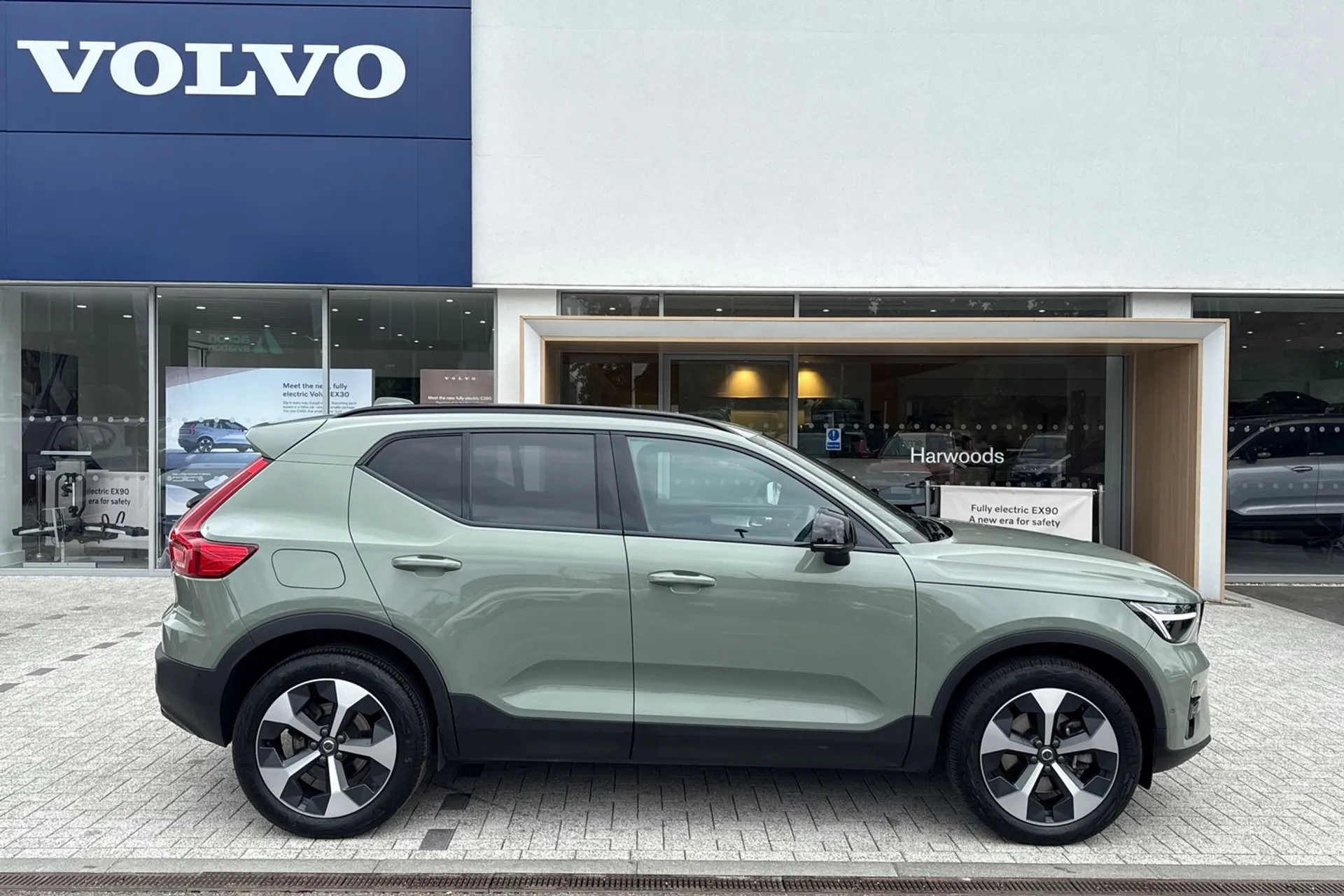 Volvo XC40 thumbnail image number 2