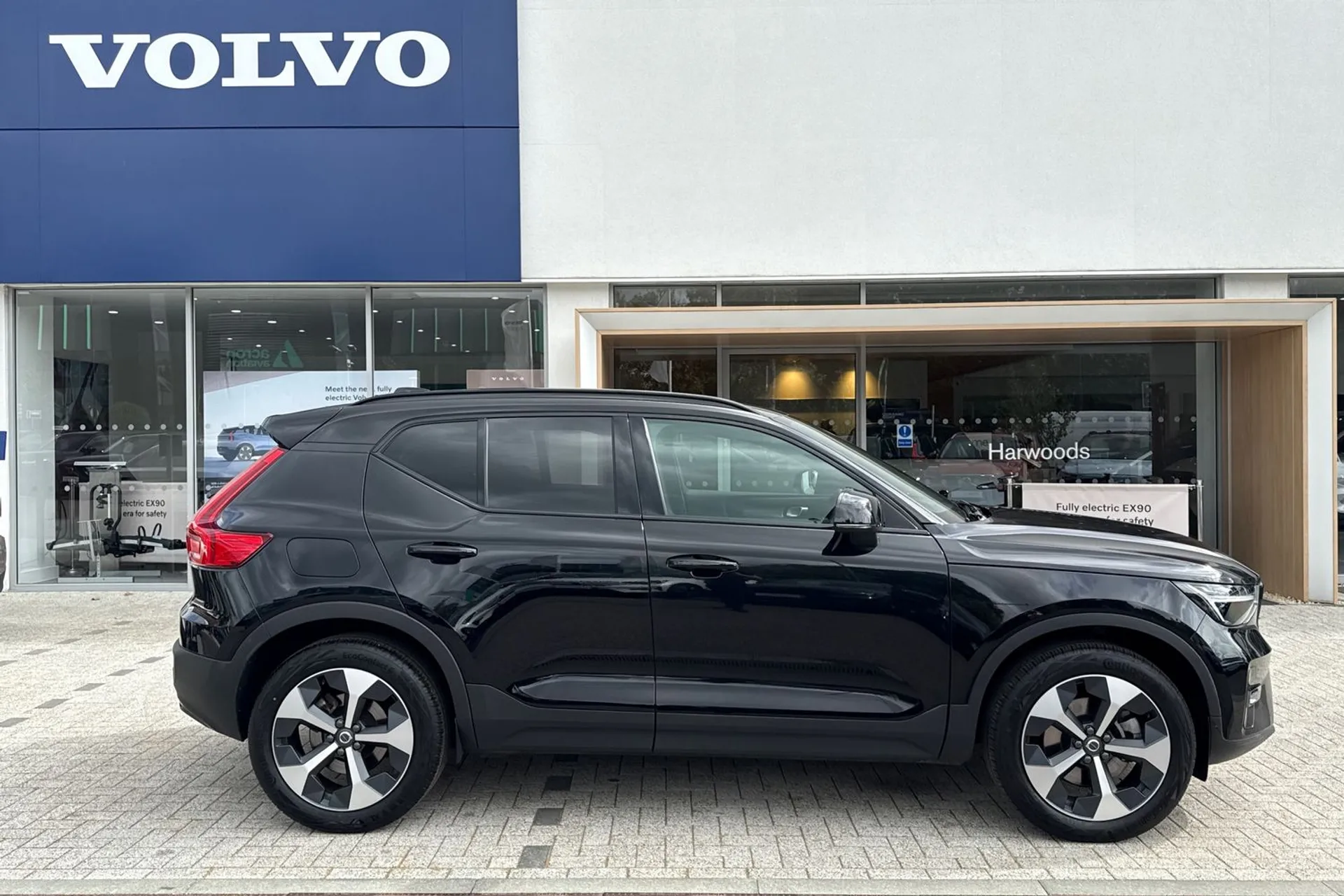 Volvo XC40 thumbnail image number 2
