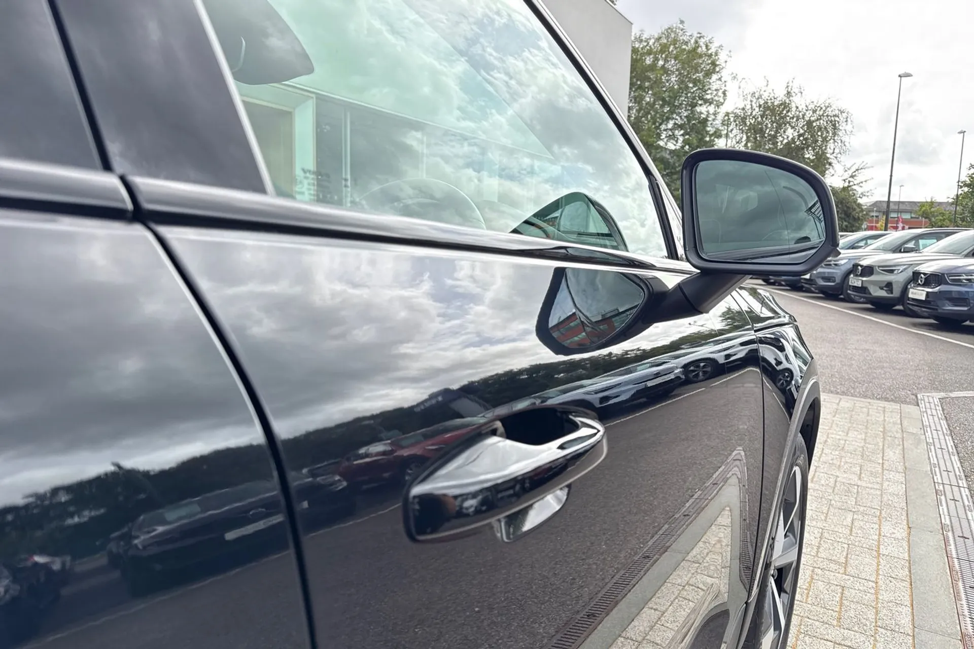 Volvo XC40 thumbnail image number 16