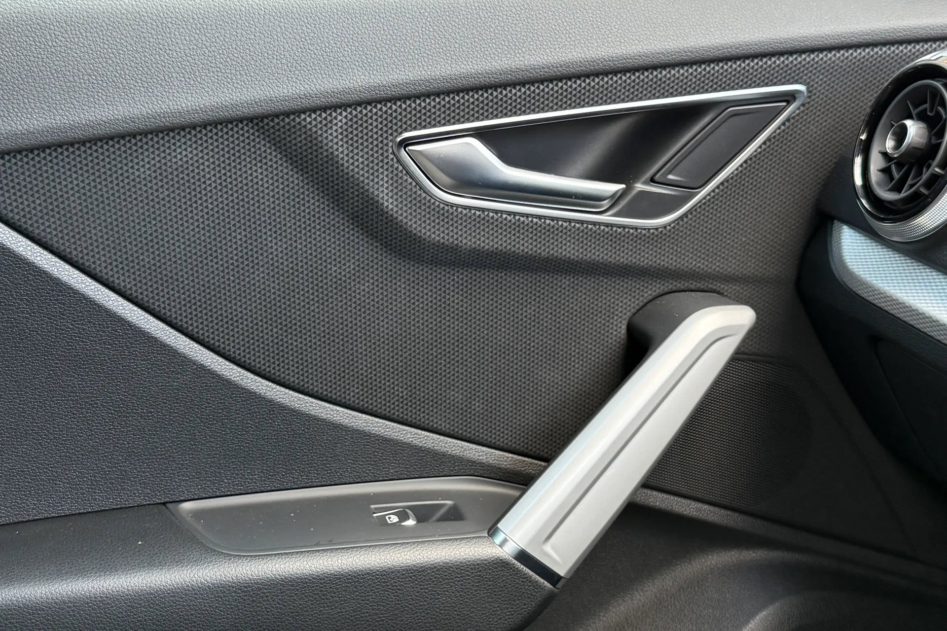 Audi Q2 thumbnail image number 19