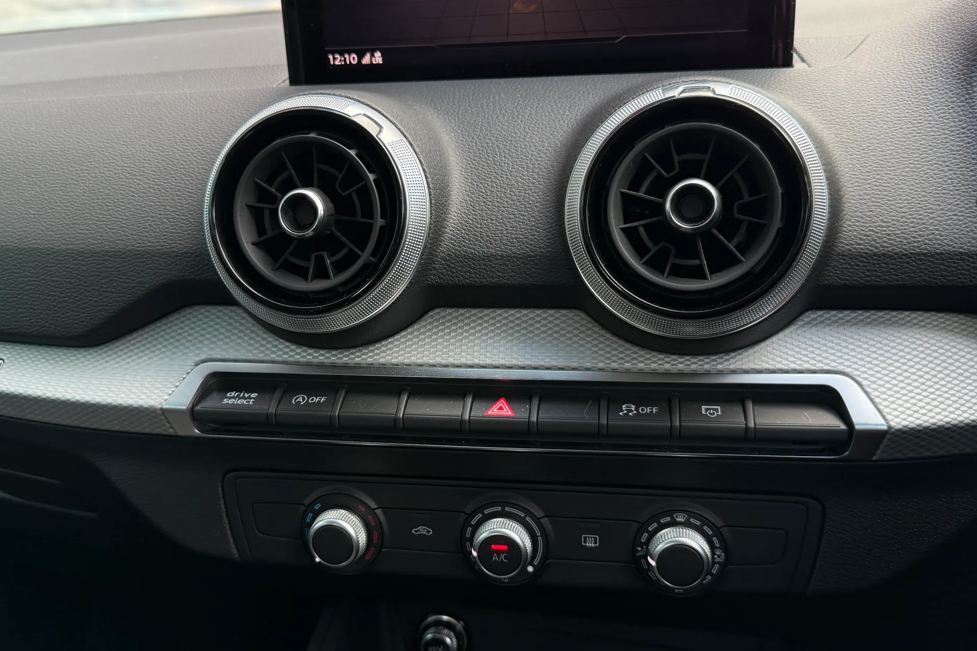 Audi Q2 thumbnail image number 17
