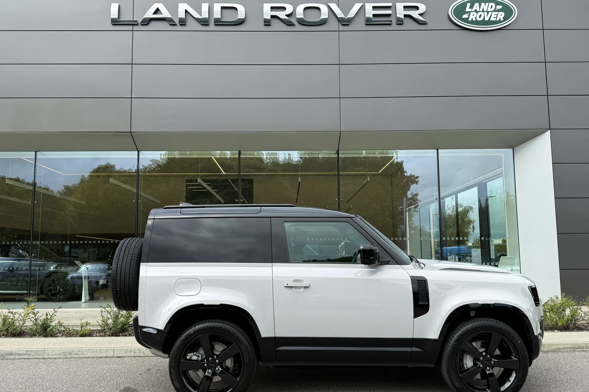 LAND ROVER Defender 90 thumbnail image number 2