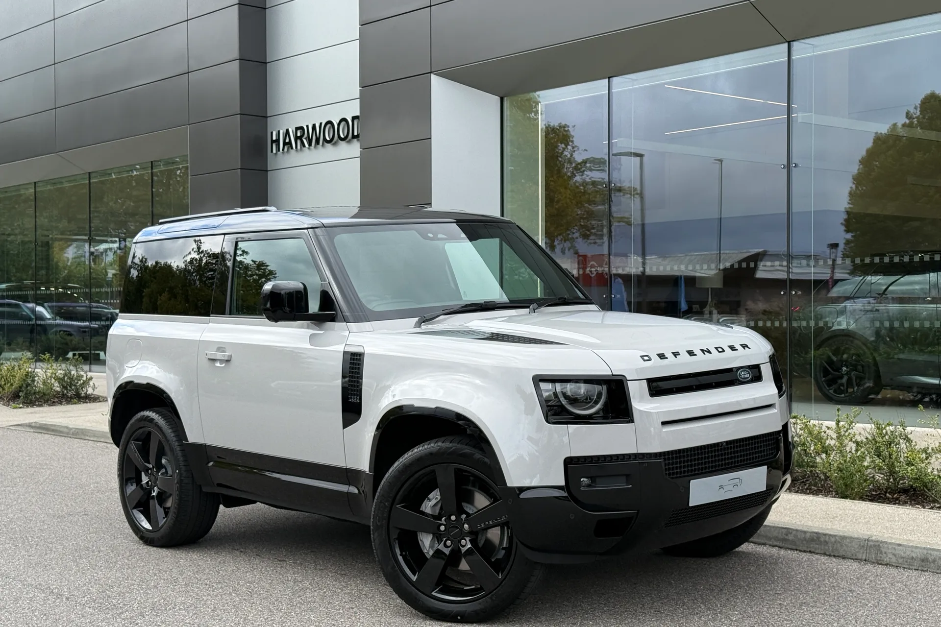 LAND ROVER Defender 90 focused image