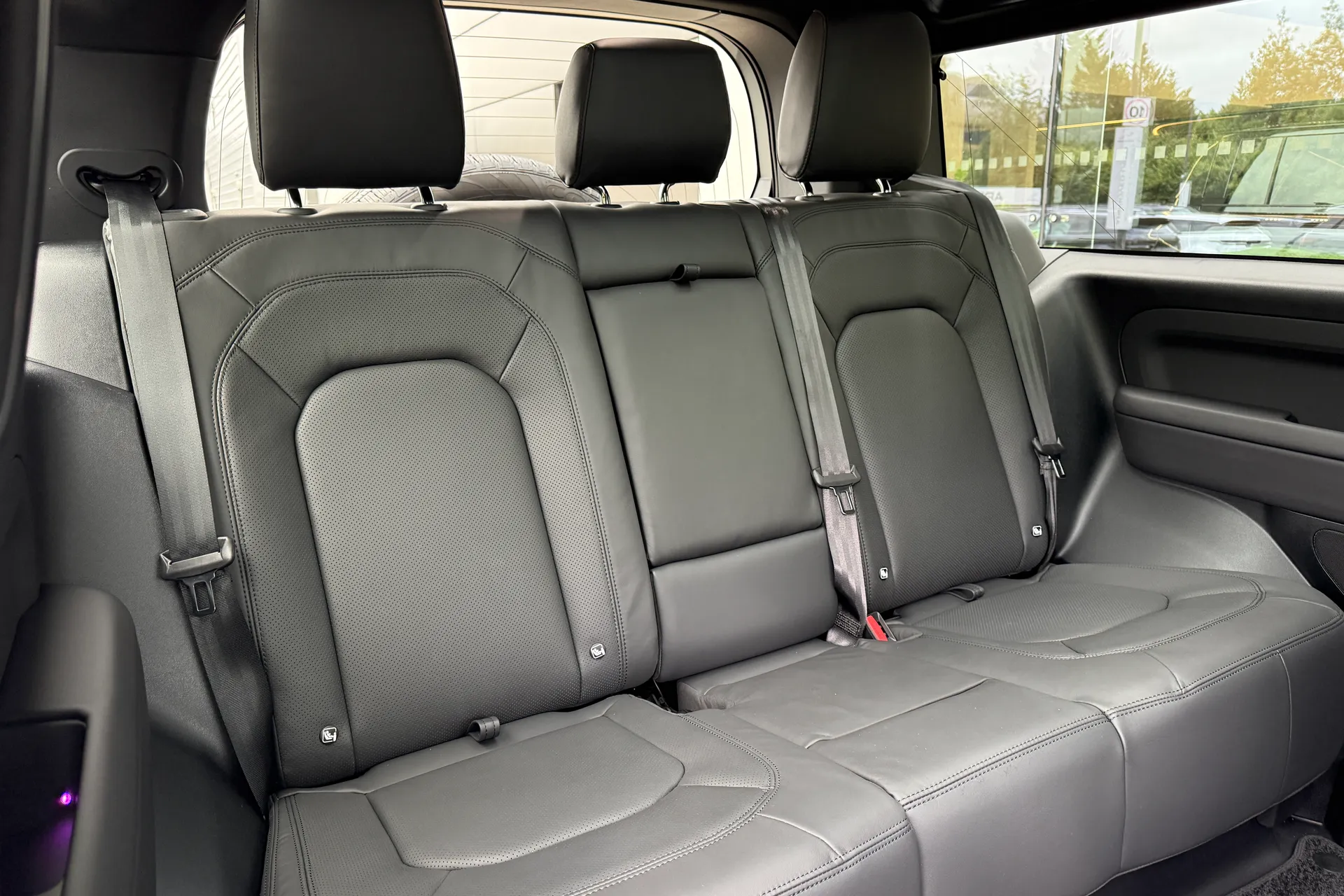 LAND ROVER Defender 90 thumbnail image number 37