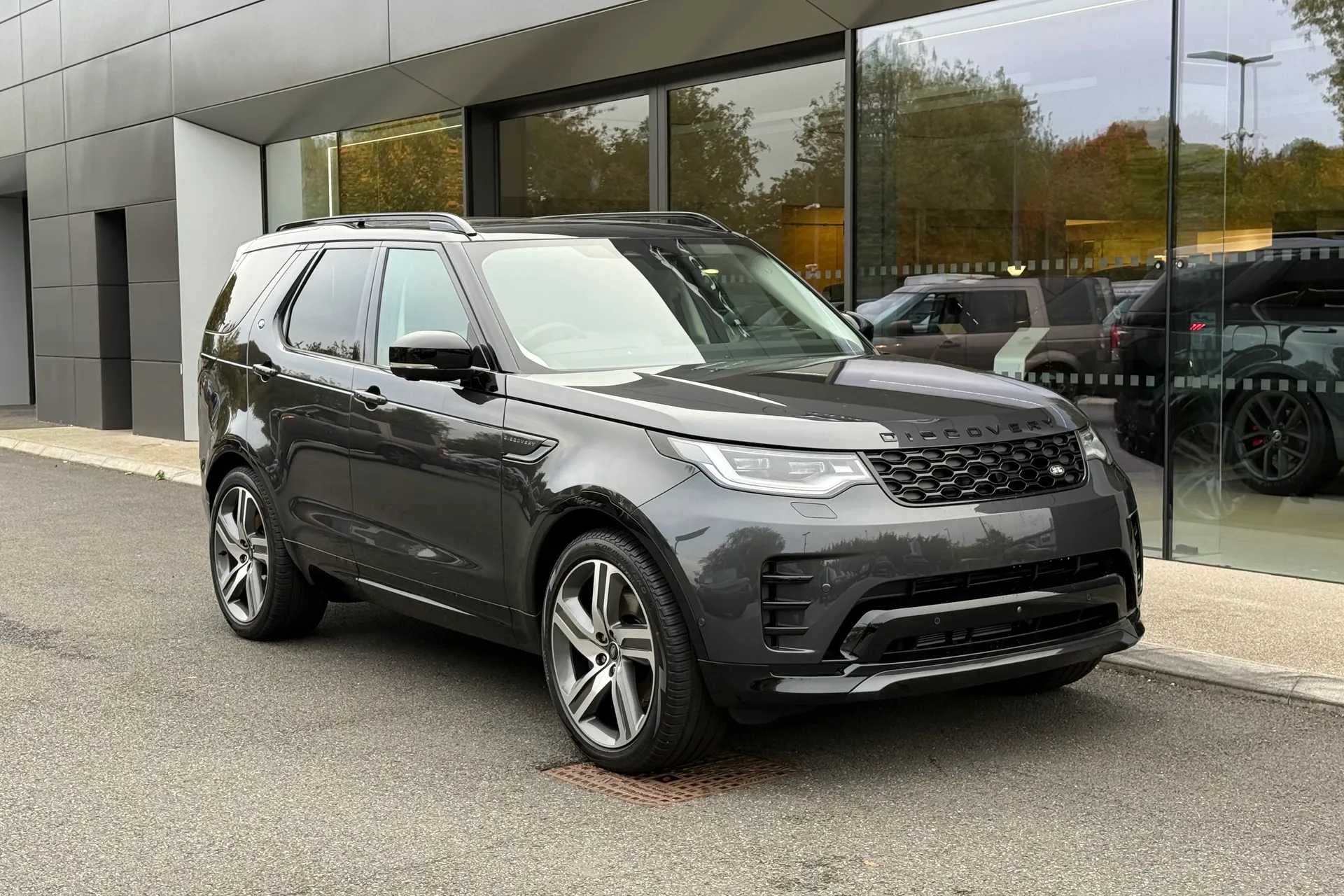 LAND ROVER DISCOVERY focused image