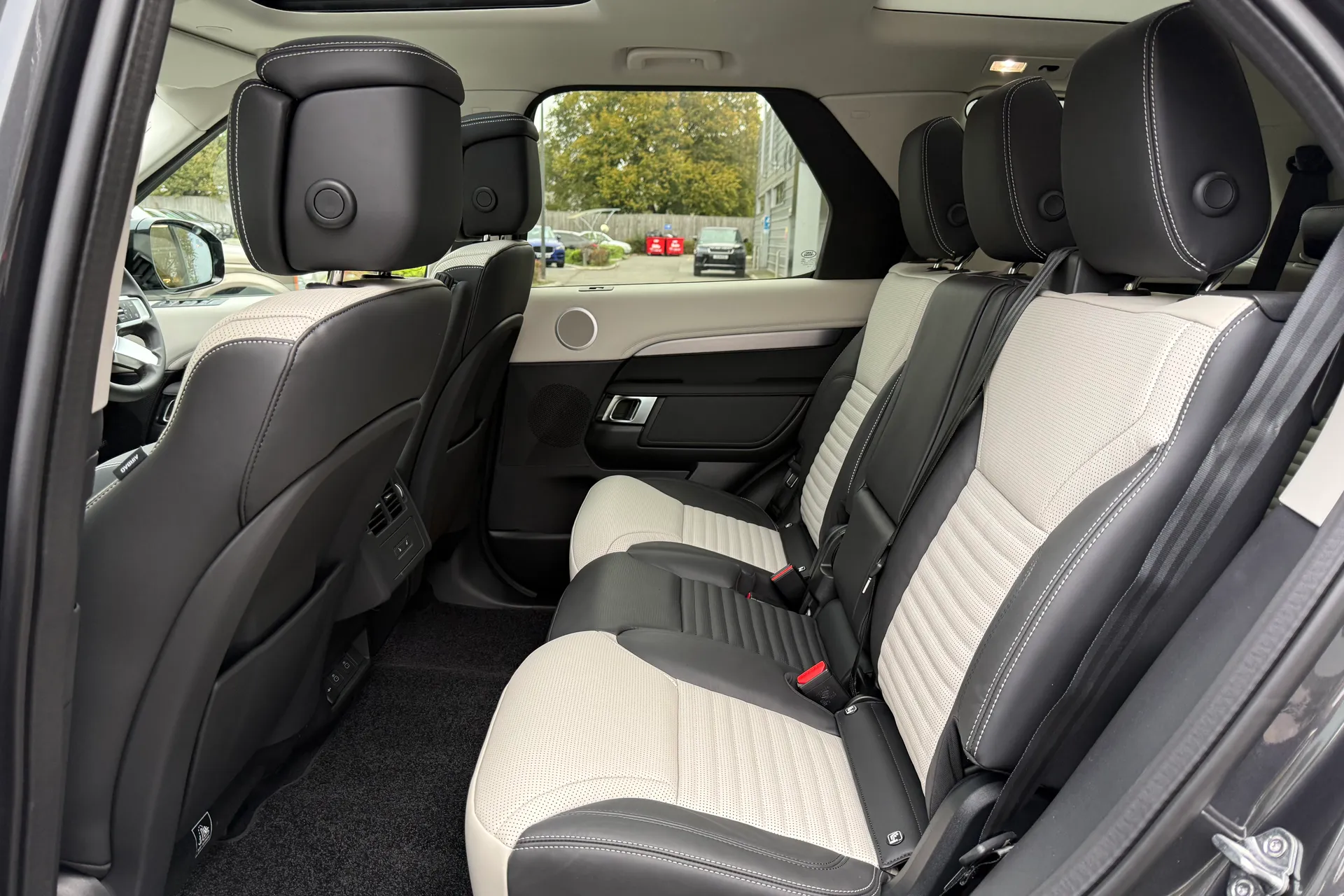 LAND ROVER DISCOVERY thumbnail image number 4