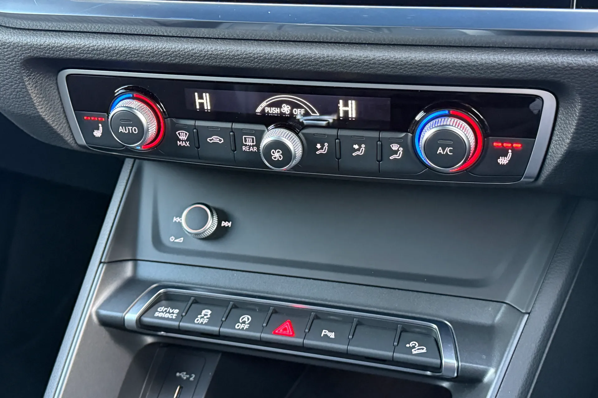 Audi Q3 thumbnail image number 14