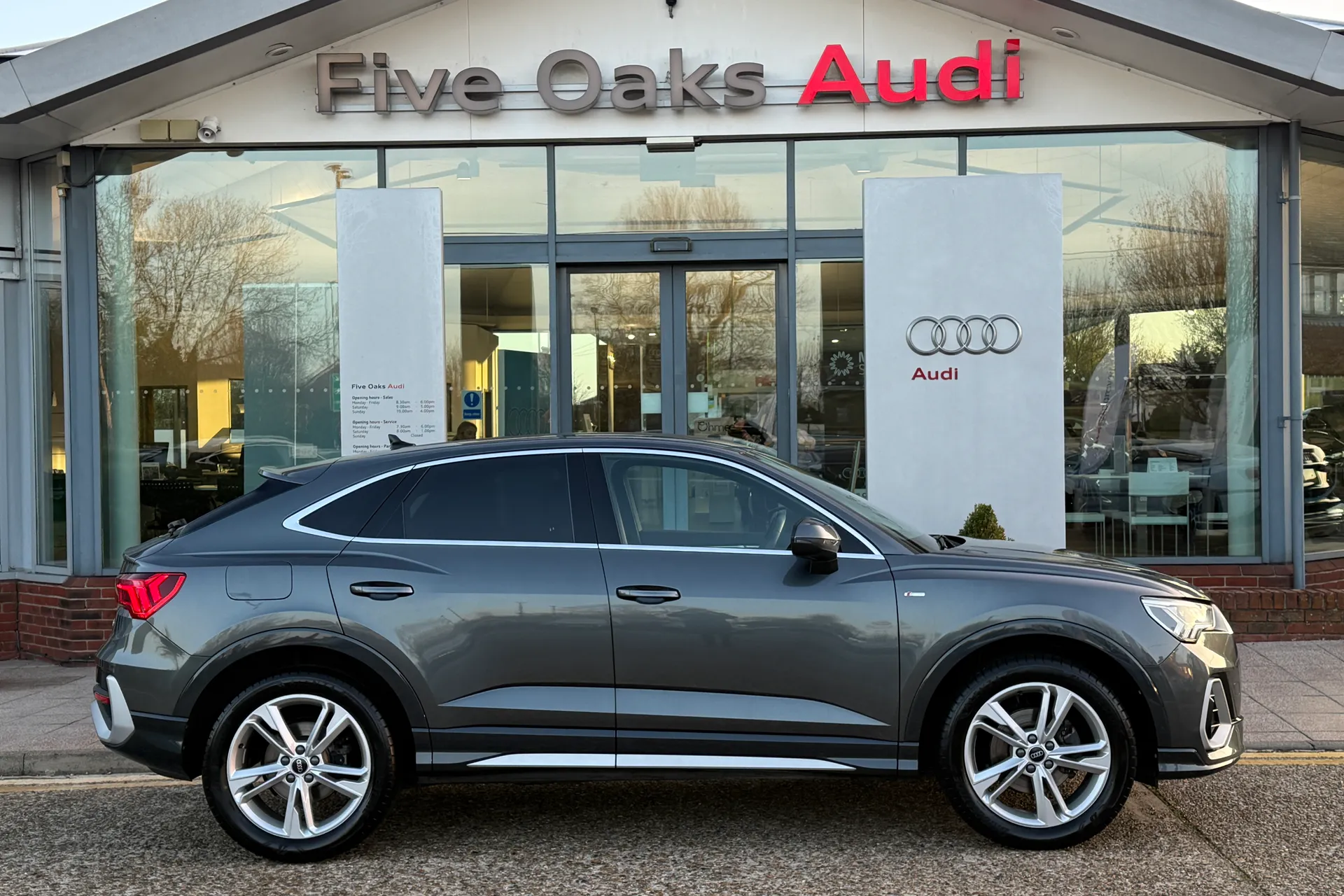 Audi Q3 thumbnail image number 2