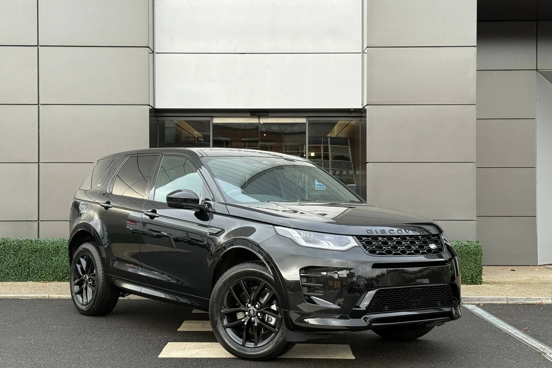 LAND ROVER DISCOVERY SPORT focused image