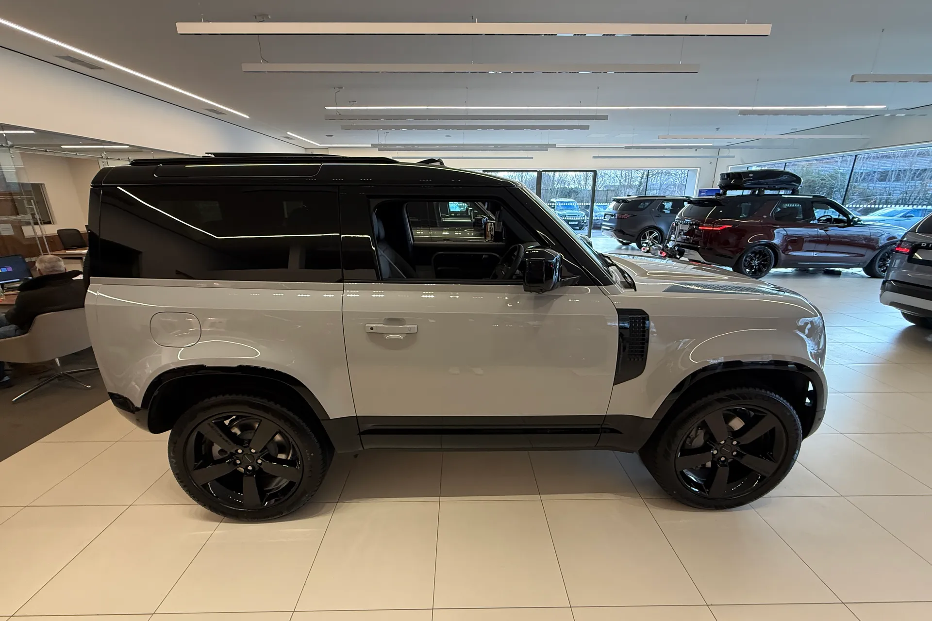 LAND ROVER Defender 90 thumbnail image number 2