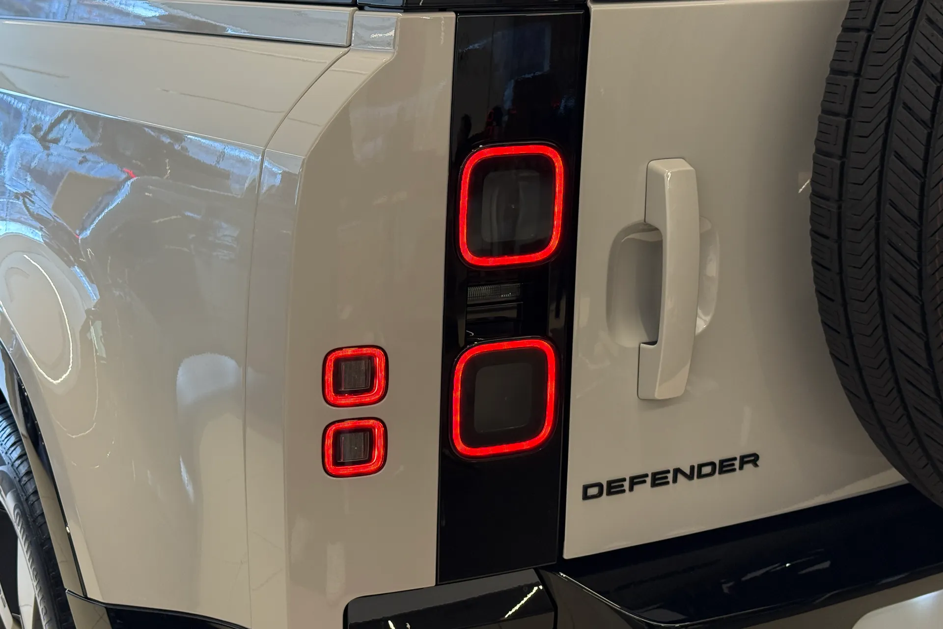 LAND ROVER Defender 90 thumbnail image number 14