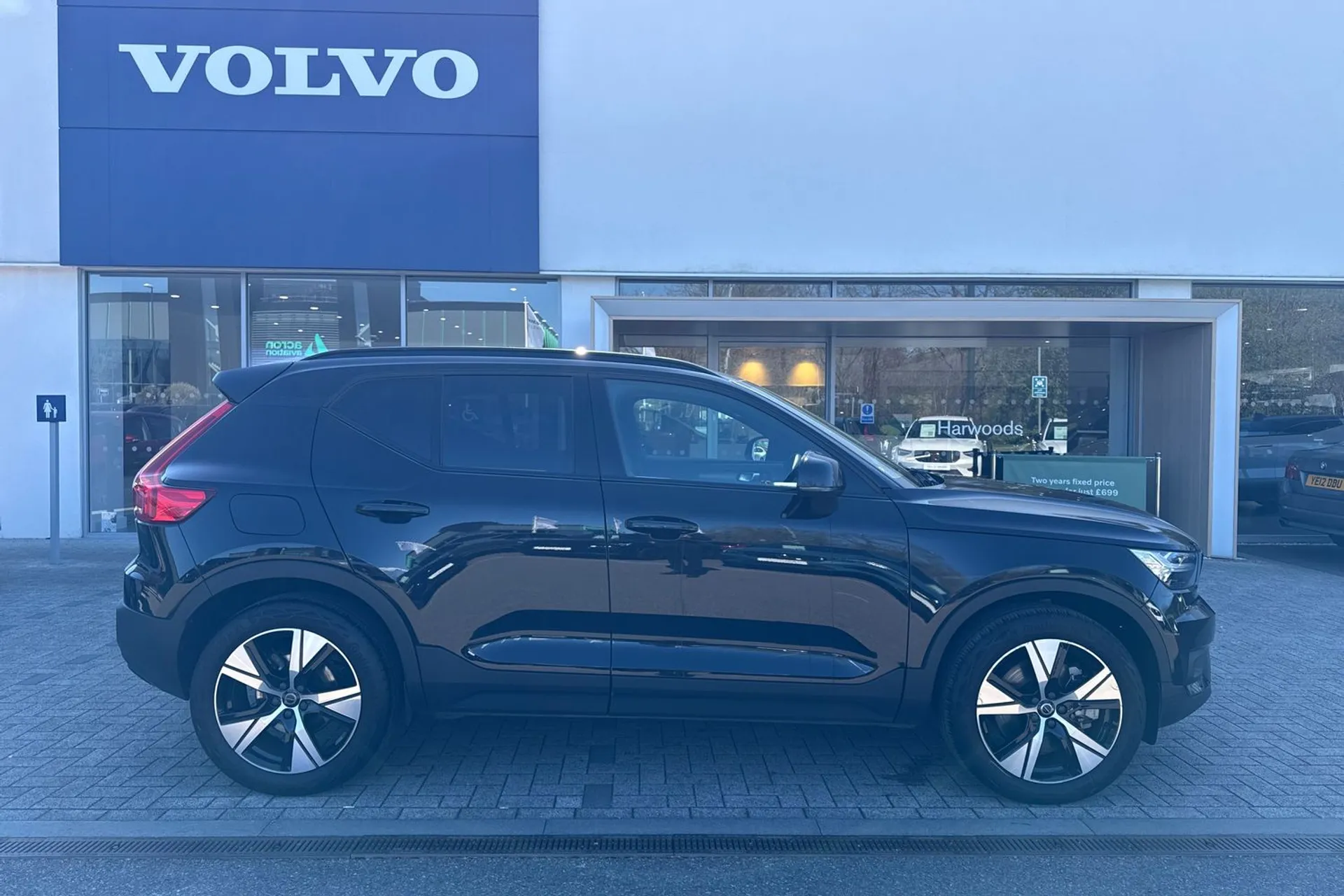 Volvo XC40 thumbnail image number 2