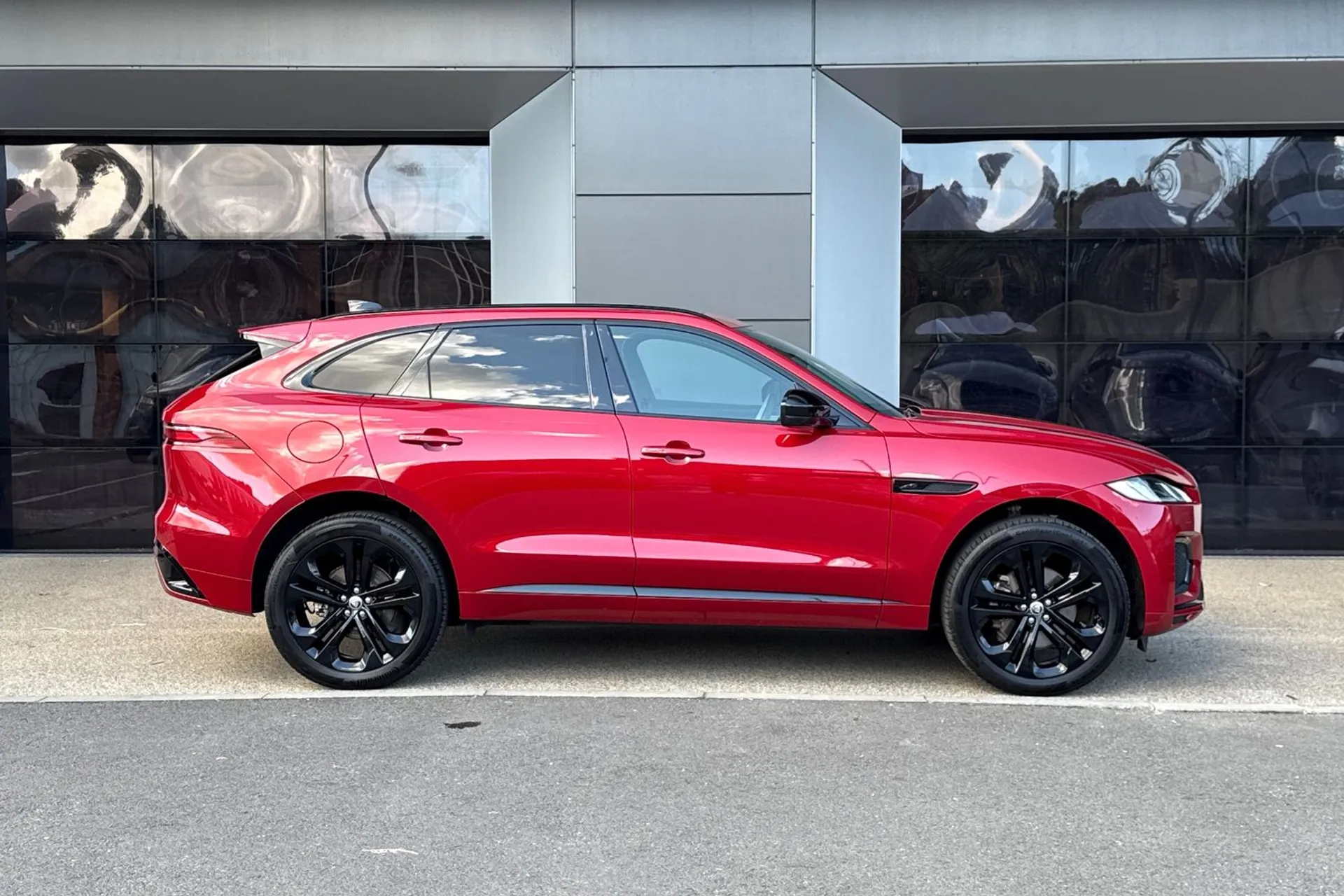 Jaguar F-PACE thumbnail image number 2