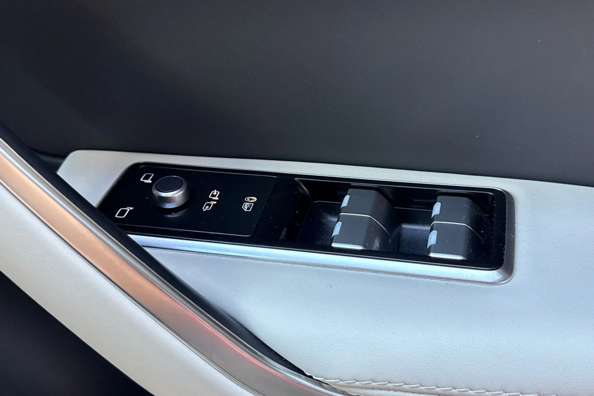 Jaguar F-PACE thumbnail image number 52