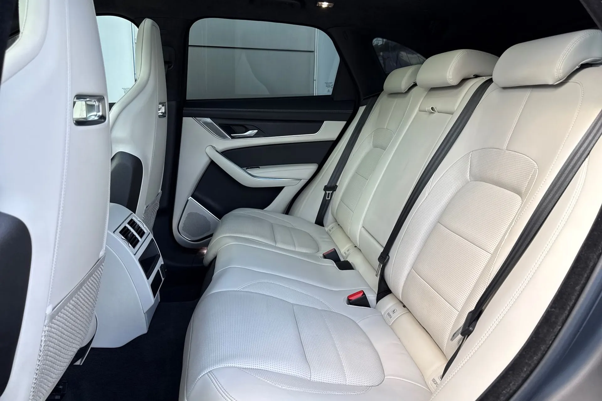 Jaguar F-PACE thumbnail image number 40