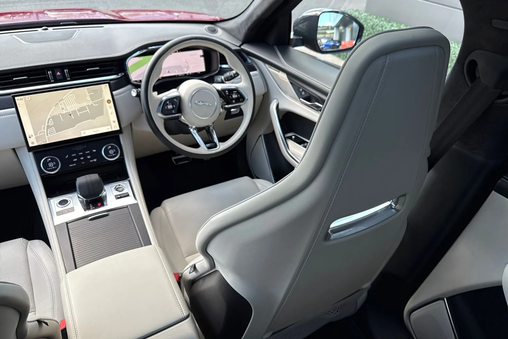 Jaguar F-PACE thumbnail image number 43