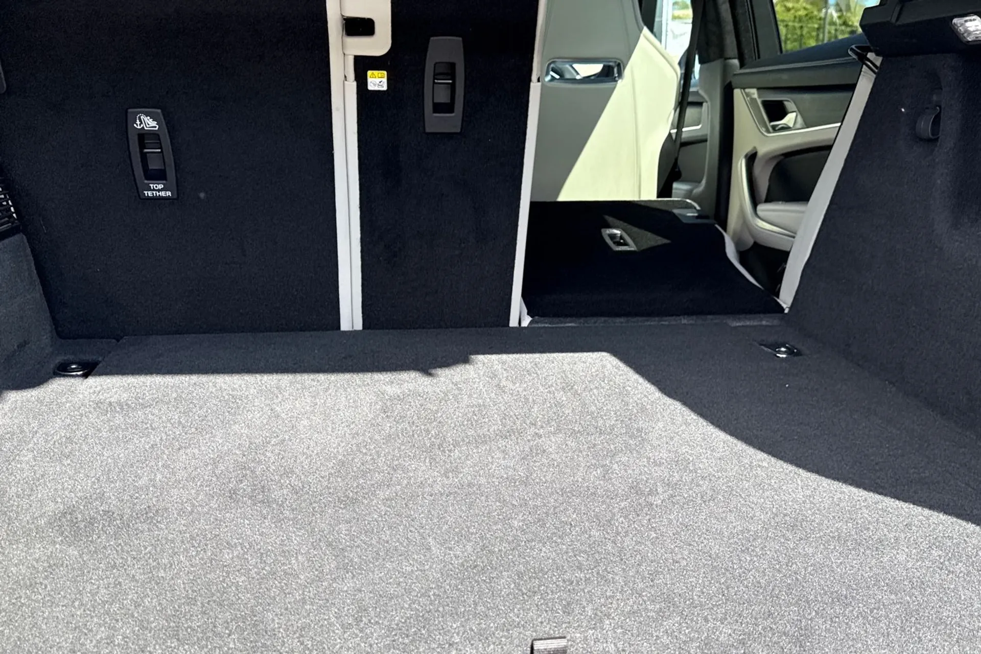 Jaguar F-PACE thumbnail image number 35