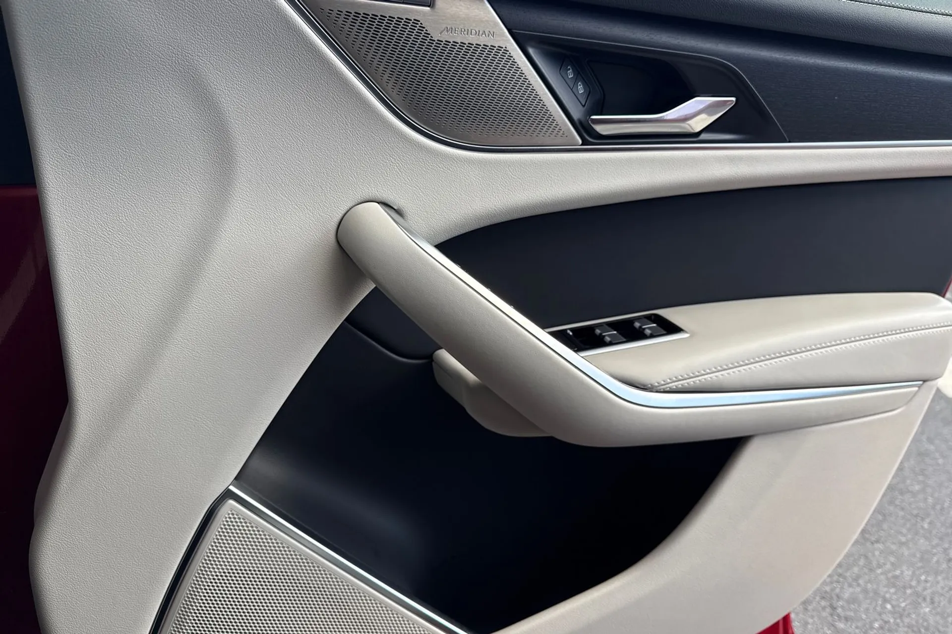 Jaguar F-PACE thumbnail image number 51